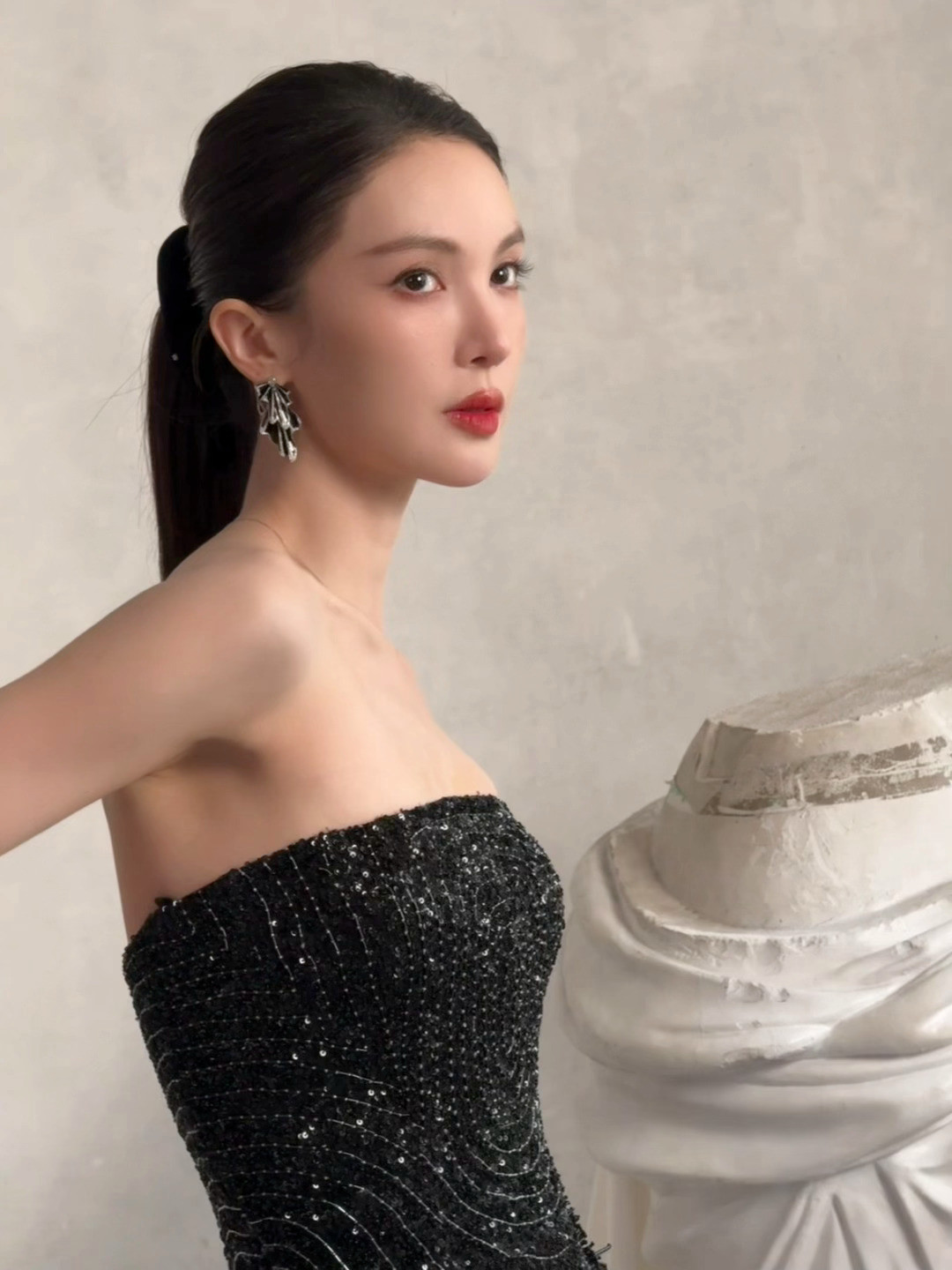 Hình ảnh sang trọng thời thượng mà phía Kim Thần đăng tải. Hình ảnh sang trọng thời thượng mà phía Kim Thần đăng tải.