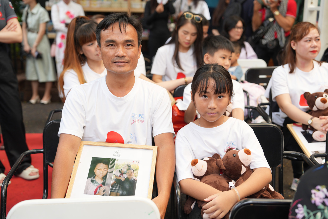 Khách tham quan triển lãm và các bệnh nhân bạch biến tới tham dự sự kiện. Khách tham quan triển lãm và các bệnh nhân bạch biến tới tham dự sự kiện.