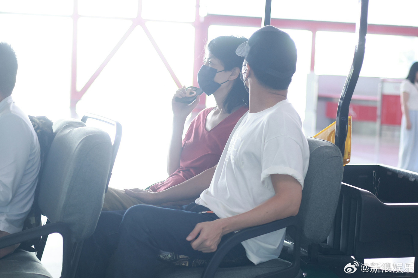 Tạ Đình Phong đặt tay lên đùi Vương Phi. Nam diễn viên cũng bảo vệ bạn gái trong quá trình di chuyển. Tạ Đình Phong đặt tay lên đùi Vương Phi. Nam diễn viên cũng bảo vệ bạn gái trong quá trình di chuyển.