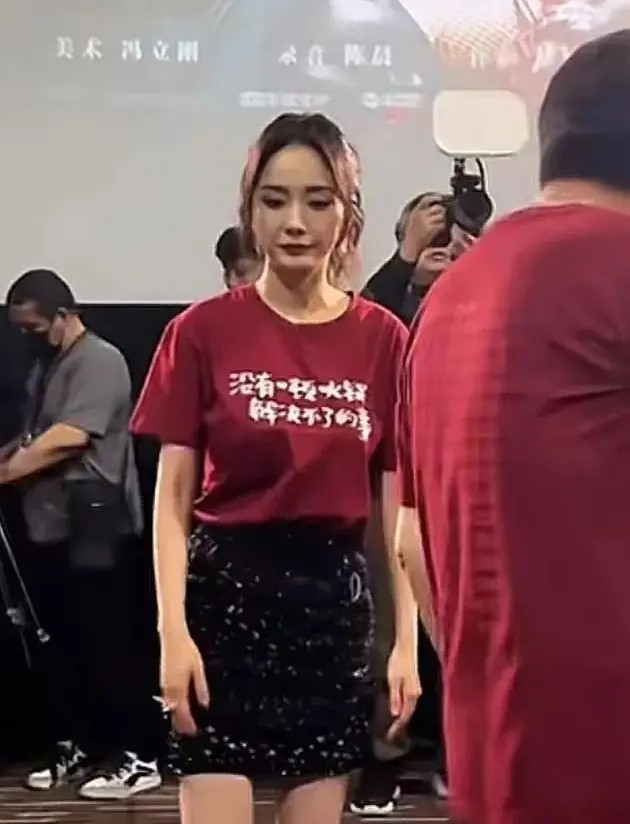 Không chỉ có Trần Kiều Ân gây thất vọng, Dương Mịch cũng là ngôi sao thường xuyên tạo ra tranh cãi giữa dung mạo thật và ảnh đã qua chỉnh sửa. Dương Mịch có biệt danh &quot;người mẹ thiếu nữ&quot; vì cô theo đuổi hình ảnh trẻ trung, thời thượng. Tuy nhiên, trong phim Cáp Nhĩ Tân 1944, Dương Mịch lộ thần sắc mệt mỏi, đôi mắt trũng sâu, má hóp không còn nét thanh xuân gợi cảm như trong loạt hình ảnh quảng bá. Trong buổi quảng bá bộ phim điện ảnh Không có gì mà một nồi lẩu không thể giải quyết, Dương Mịch cũng lộ làn da kém săn chắc.