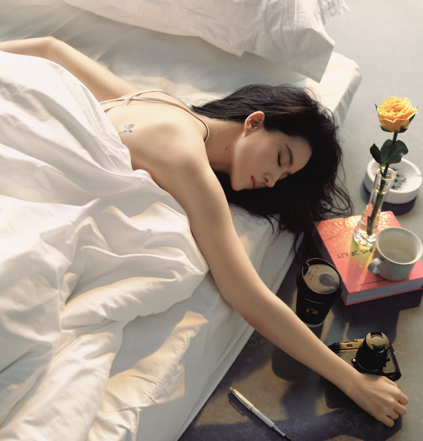 Trên mạng xã hội Weibo, khán giả đánh giá bìa Vogue China khá tệ, không làm nổi bật được ngoại hình của Lưu Diệc Phi, cô vốn được mệnh danh là thần tiên tỷ tỷ, nhan sắc được tung hô như biểu tượng sắc đẹp. Bên cạnh đó, Lưu Diệc Phi cũng không có cách tạo dáng cuốn hút. Bộ ảnh bị đánh giá nhạt nhòa, chán ngắt. Có lẽ đây là lần đầu Lưu Diệc Phi bị gắn với từ "xấu". Trên mạng xã hội Weibo, khán giả đánh giá bìa Vogue China khá tệ, không làm nổi bật được ngoại hình của Lưu Diệc Phi, cô vốn được mệnh danh là thần tiên tỷ tỷ, nhan sắc được tung hô như biểu tượng sắc đẹp. Bên cạnh đó, Lưu Diệc Phi cũng không có cách tạo dáng cuốn hút. Bộ ảnh bị đánh giá nhạt nhòa, chán ngắt. Có lẽ đây là lần đầu Lưu Diệc Phi bị gắn với từ "xấu".