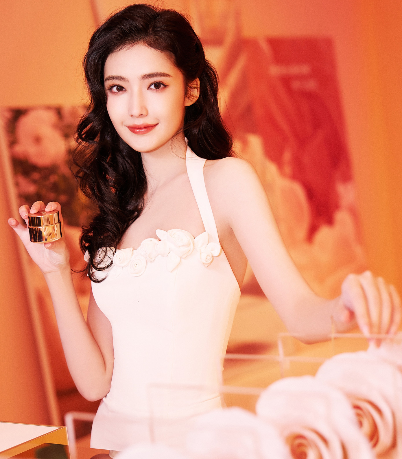 Bên cạnh sự nghiệp phim ảnh, Gia Nại đang được công ty dốc sức lăng xê, ký hợp đồng quảng cáo với các thương hiệu lớn. Gia Nại có chiều cao 1,68 m, thân hình mảnh mai quyến rũ, nét đẹp kiêu kỳ rất phù hợp với thời trang cao cấp. Cô được đánh giá là mỹ nhân Tân Cương tiếp nối thành công của các đàn chị Địch Lệ Nhiệt Ba, Cổ Lực Na Trát.