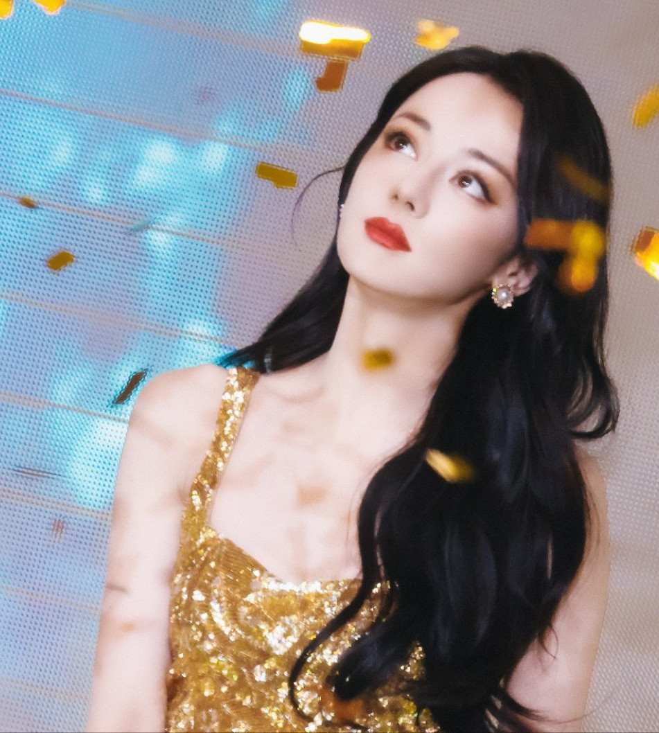 Trong khi trước đó, tại sự kiện Tinh Quang Đại Thưởng của Tencent, Địch Lệ Nhiệt Ba gây bàn tán với màn trang điểm già, không hợp phong cách, bị ví như phù thủy do Trương Tiến thực hiện. Địch Lệ Nhiệt Ba liên tục mắc lỗi trang điểm mốc nền, tràn viền môi. Cô vốn được đánh giá cao hơn về sắc vóc so với Dương Tử, tại sự kiện đó, Địch Lệ Nhiệt Ba kém sắc hơn cả ngôi sao Trường tương tư.