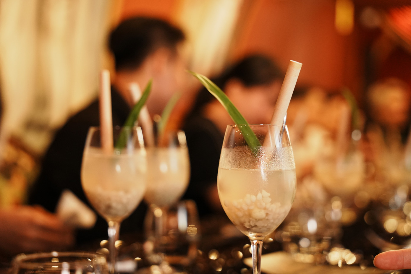 Ông đã biến tấu hạt bobo được chế biến mềm, vị ngọt thanh kết hợp cùng hạt sen giòn, mát thành thức uống mới mẻ. Ông đã biến tấu hạt bobo được chế biến mềm, vị ngọt thanh kết hợp cùng hạt sen giòn, mát thành thức uống mới mẻ.