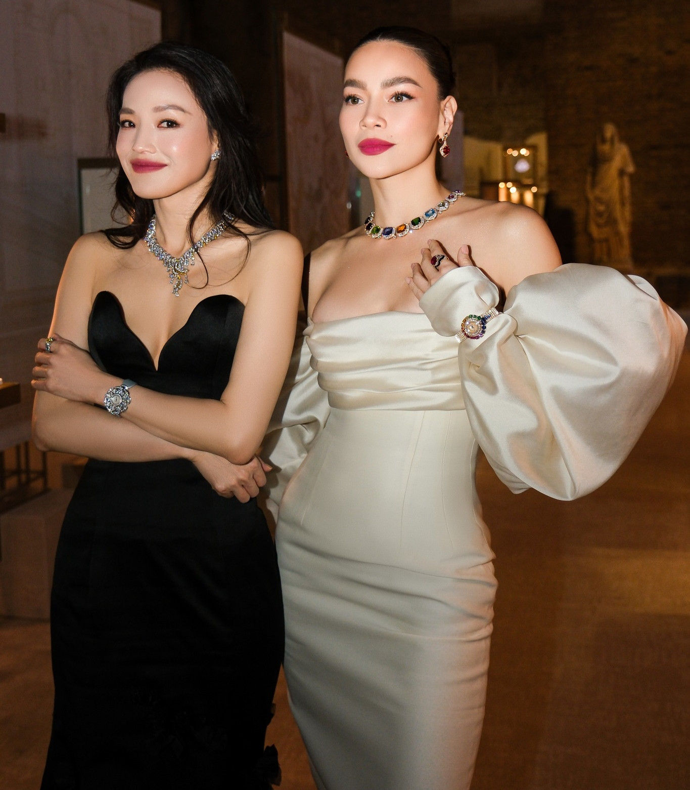 Khi tham gia sự kiện, Hồ Ngọc Hà luôn chuẩn bị chu đáo về trang phục, trang điểm. Khí chất sang trọng quyền lực, biểu hiện xuất sắc, giúp Hồ Ngọc Hà tỏa sáng dù đọ sắc với những nghệ sĩ nổi tiếng trên thế giới.