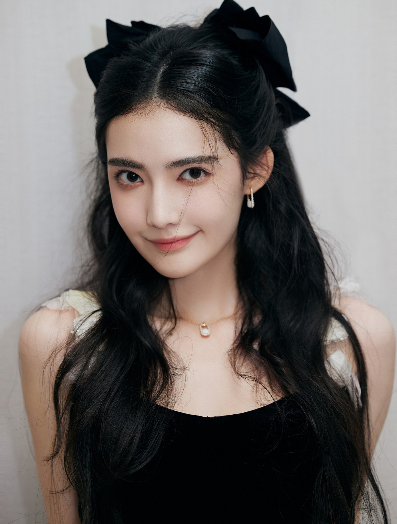 QQ bình luận Gia Nại có thế mạnh về ngoại hình, nét đẹp Tây Vực Trung Quốc đặc biệt giúp khán giả nhớ cô ngay trong những vai diễn đầu tiên. Bên cạnh đó, diễn xuất của người đẹp sinh năm 2002 cũng được nhận xét là tự nhiên, sinh động, thổi hồn vào mỗi nhân vật. Cô luôn tìm được nét riêng làm điểm nhấn cho vai diễn. Yến Sảng mạnh mẽ nhưng hào sảng, trong khi đó Sóc Tuyền có phần sắc sảo hơn, còn Trương Hảo Hảo là sự mạnh mẽ ẩn giấu trong nội tâm được che đậy bởi vẻ kiêu kỳ bên ngoài.