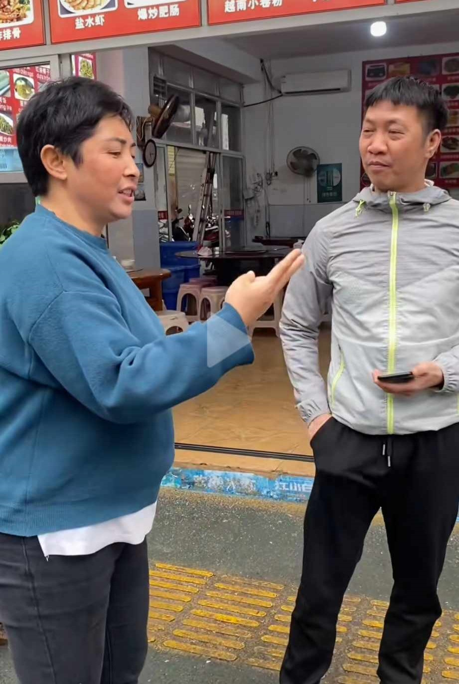 Cô chủ quán bánh cuốn ở Hà Khẩu, Trung Quốc mô tả lại hành vi ném đĩa bừa bãi của vợ chồng Mai Anh. Nguồn: TikTok @trinh_ha_tuyen. Cô chủ quán bánh cuốn ở Hà Khẩu, Trung Quốc mô tả lại hành vi ném đĩa bừa bãi của vợ chồng Mai Anh. Nguồn: TikTok @trinh_ha_tuyen.