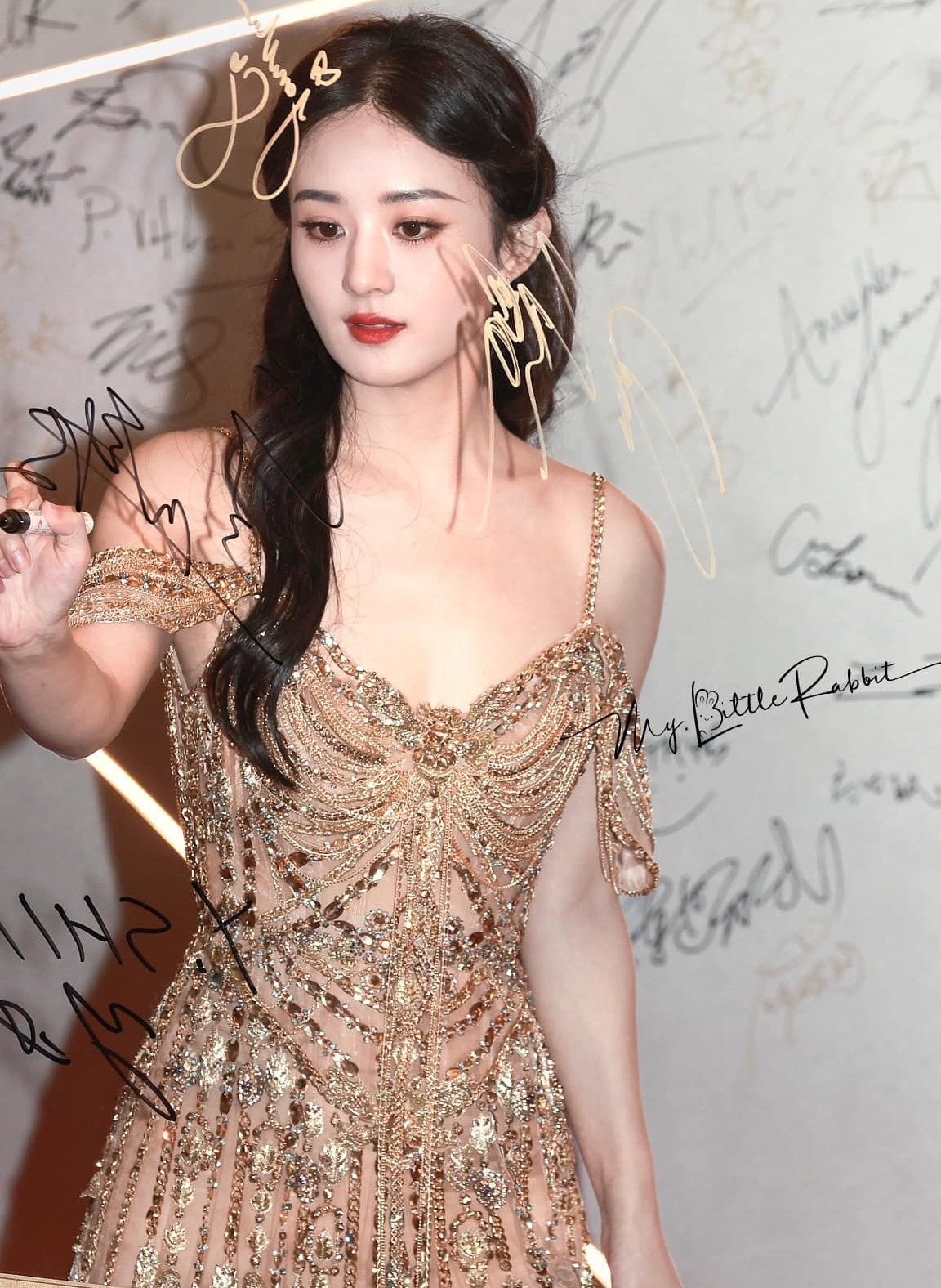 Tối 10/3, sự kiện giải thưởng phim châu Á 2024 được tổ chức tại Hong Kong, Trung Quốc với sự tham gia của nhiều ngôi sao lớn như Lee Young Ae, Lương Triều Vỹ, Lưu Gia Linh, Triệu Lệ Dĩnh, đạo diễn Trương Nghệ Mưu, nữ hoàng thảm đỏ một thời của Trung Quốc Phạm Băng Băng, đạo diễn Kore-eda Hirokazu, vợ chồng nữ diễn viên Tưởng Cần Cần và Trần Kiến Bân, tài tử Kōji Hashimoto. Triệu Lệ Dĩnh xuất hiện trong trang phục Haute Couture của thương hiệu Elie Saab. Sắc vóc trẻ trung, khí chất sang trọng của Triệu Lệ Dĩnh giúp cô trở thành từ khóa hot nhất mạng xã hội Weibo. Tối 10/3, sự kiện giải thưởng phim châu Á 2024 được tổ chức tại Hong Kong, Trung Quốc với sự tham gia của nhiều ngôi sao lớn như Lee Young Ae, Lương Triều Vỹ, Lưu Gia Linh, Triệu Lệ Dĩnh, đạo diễn Trương Nghệ Mưu, nữ hoàng thảm đỏ một thời của Trung Quốc Phạm Băng Băng, đạo diễn Kore-eda Hirokazu, vợ chồng nữ diễn viên Tưởng Cần Cần và Trần Kiến Bân, tài tử Kōji Hashimoto. Triệu Lệ Dĩnh xuất hiện trong trang phục Haute Couture của thương hiệu Elie Saab. Sắc vóc trẻ trung, khí chất sang trọng của Triệu Lệ Dĩnh giúp cô trở thành từ khóa hot nhất mạng xã hội Weibo.