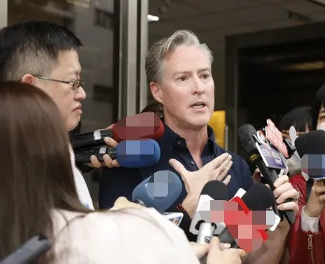 Vợ chồng Hoàng Gia Thiên và Hạ Khắc Lập (Christopher Downs) tố cáo đối phương trước truyền thông.