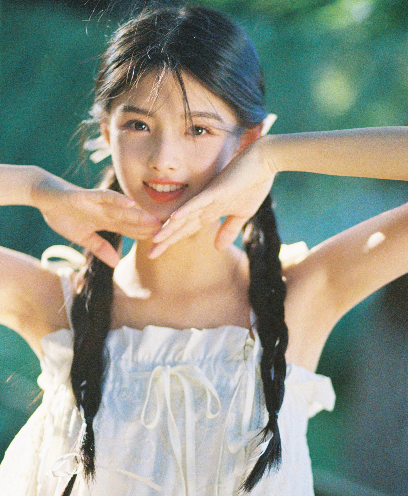 Theo Sohu, việc tham gia phim điện ảnh của Châu Tinh Trì là cơ hội lớn đối với bất kỳ diễn viên nào. Vua hài Hong Kong rất giỏi trong việc tìm được điểm mới mẻ trong hình tượng của diễn viên, khai thác diễn xuất của họ ở tầm cao mới. Phim của Châu Tinh Trì cũng thu hút sự chú ý của công chúng ngay từ khi bấm máy, do đó, giúp ích nhiều cho việc gia tăng danh tiếng với các diễn viên.