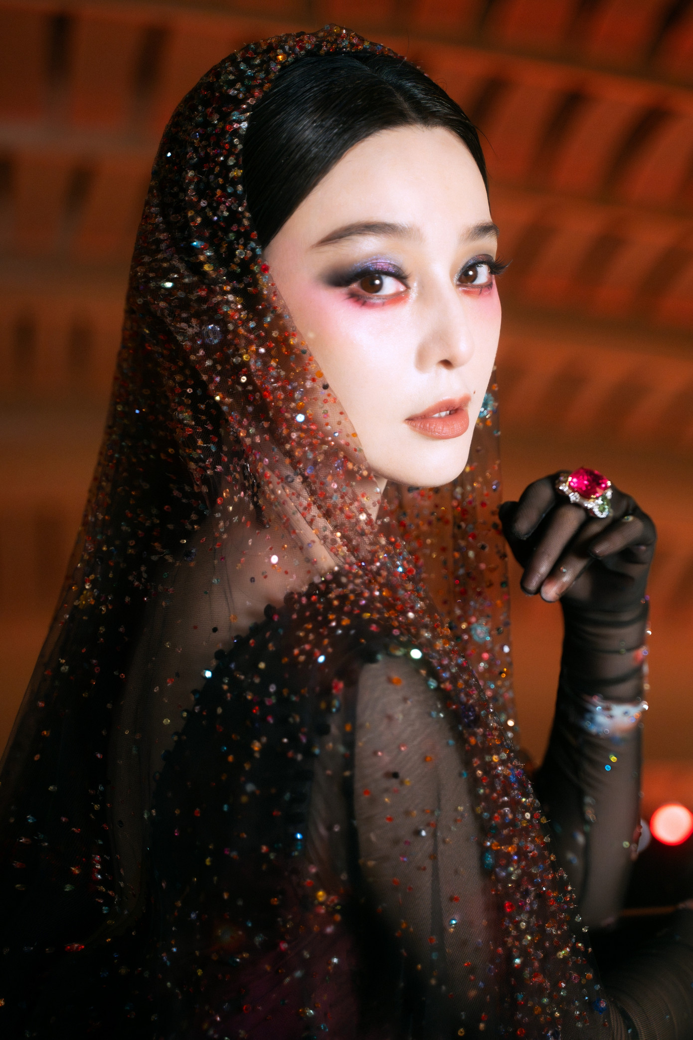 Phạm Băng Băng dùng hình ảnh đã qua chỉnh sửa kỹ lưỡng. Tuy nhiên, hình ảnh thực tế cho thấy thời gian đã bắt kịp nữ diễn viên.