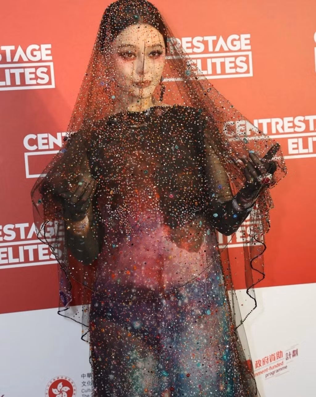 Phạm Băng Băng xuất hiện tại trung tâm hội nghị Centrestage Elites của Hong Kong để tham gia sự kiện thời trang. Phạm Băng Băng xuất hiện tại trung tâm hội nghị Centrestage Elites của Hong Kong để tham gia sự kiện thời trang.
