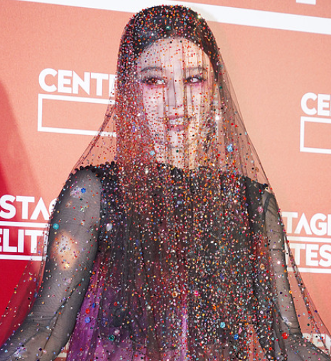 Nữ diễn viên sẵn lòng mặc váy xuyên thấu nhưng lại bị chê xấu.