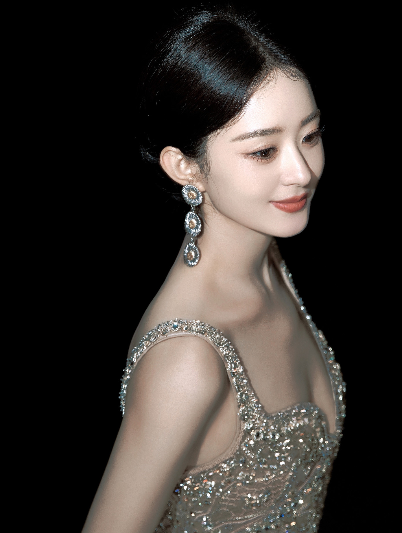 Sắp tới, Triệu Lệ Dĩnh tham gia phim điện ảnh Câu chuyện người phụ nữ ra tù của đạo diễn Phùng Tiểu Cương. Phùng Tiểu Cương là đạo diễn lớn, từng thành công với các phim Đường Sơn đại địa chấn, Lão Pháo Nhi, Thiên hạ vô tặc, Phi thành vật nhiễu (Không yêu đừng làm phiền). Sắp tới, Triệu Lệ Dĩnh tham gia phim điện ảnh Câu chuyện người phụ nữ ra tù của đạo diễn Phùng Tiểu Cương. Phùng Tiểu Cương là đạo diễn lớn, từng thành công với các phim Đường Sơn đại địa chấn, Lão Pháo Nhi, Thiên hạ vô tặc, Phi thành vật nhiễu (Không yêu đừng làm phiền).