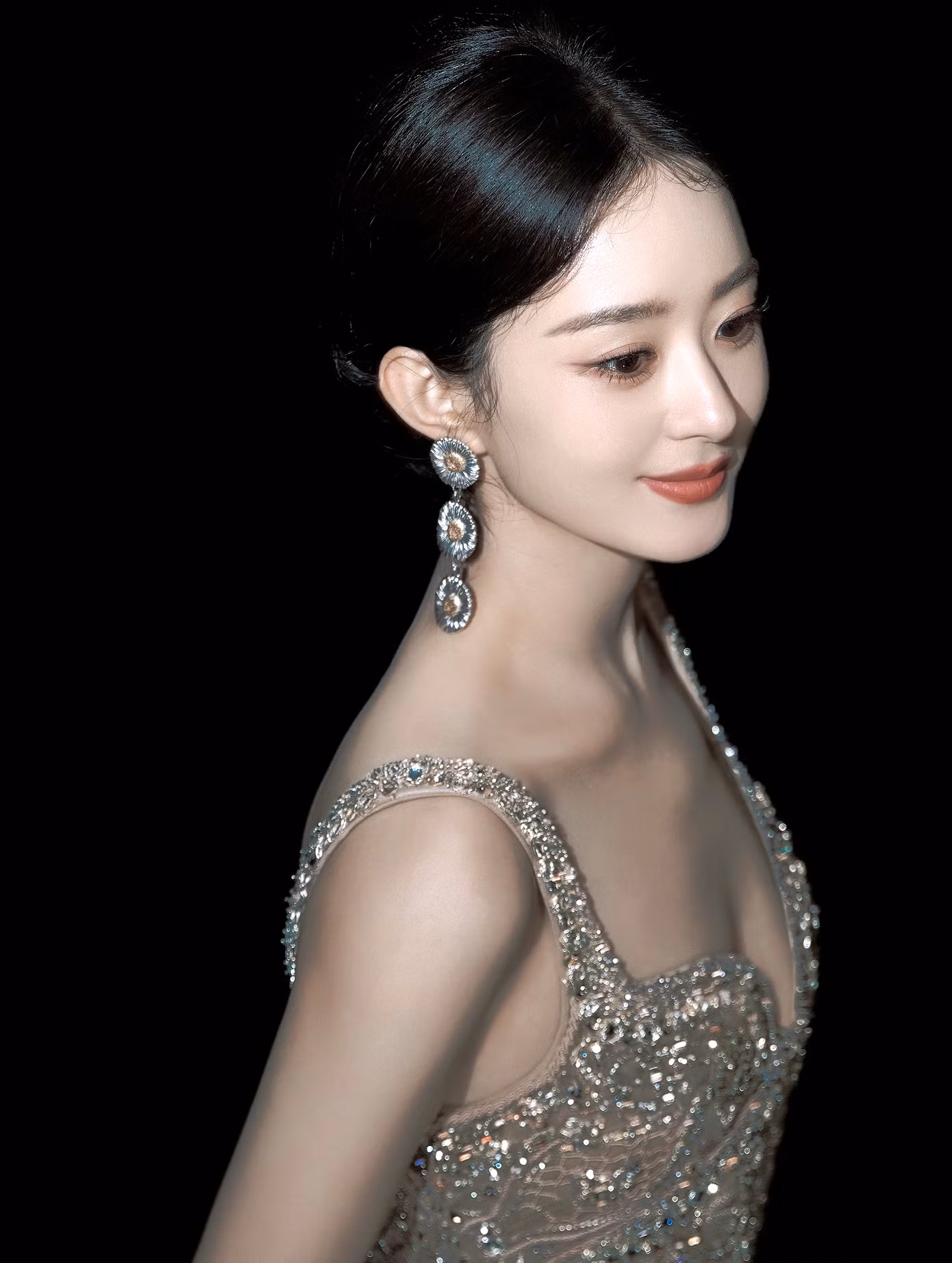 Sắp tới, Triệu Lệ Dĩnh tham gia phim điện ảnh Câu chuyện người phụ nữ ra tù của đạo diễn Phùng Tiểu Cương. Phùng Tiểu Cương là đạo diễn lớn, từng thành công với các phim Đường Sơn đại địa chấn, Lão Pháo Nhi, Thiên hạ vô tặc, Phi thành vật nhiễu (Không yêu đừng làm phiền).