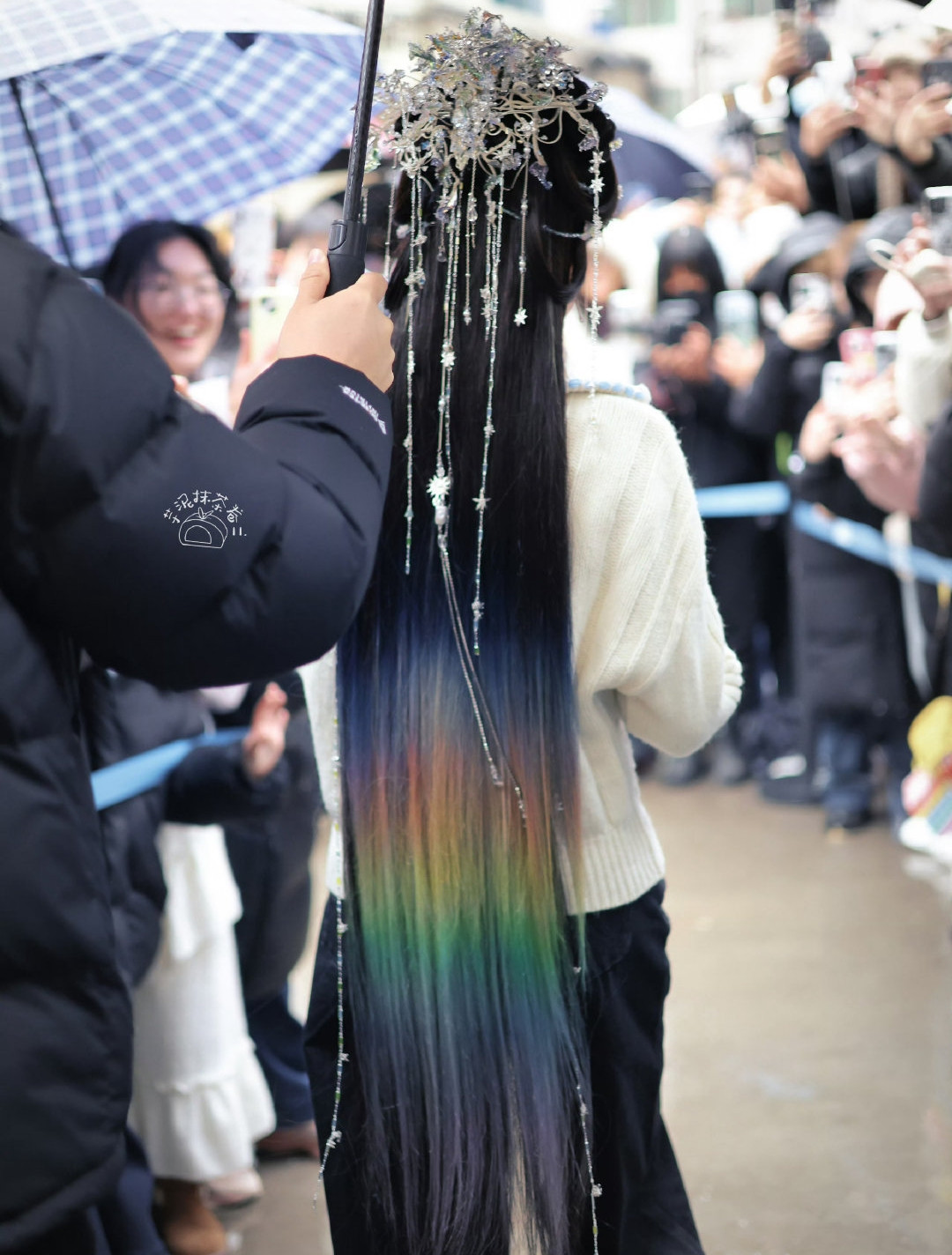 Sohu đánh giá đoàn phim Bạch nguyệt phạn tinh đã đầu tư tâm sức vào phần tạo hình của Bạch Lộc, đến nay, nữ diễn viên đã có gần 20 bộ trang phục khác nhau. Theo Sohu, chỉ cần nhìn tạo hình của Bạch Lộc đã thấy được mức độ đầu tư lớn của dự án. Đồng thời, trên Weibo cũng có nhiều khán giả bày tỏ sau khi nhìn thấy hình ảnh của Bạch Lộc trên phim trường, họ càng mong chờ bộ phim hơn. Sohu đánh giá đoàn phim Bạch nguyệt phạn tinh đã đầu tư tâm sức vào phần tạo hình của Bạch Lộc, đến nay, nữ diễn viên đã có gần 20 bộ trang phục khác nhau. Theo Sohu, chỉ cần nhìn tạo hình của Bạch Lộc đã thấy được mức độ đầu tư lớn của dự án. Đồng thời, trên Weibo cũng có nhiều khán giả bày tỏ sau khi nhìn thấy hình ảnh của Bạch Lộc trên phim trường, họ càng mong chờ bộ phim hơn.