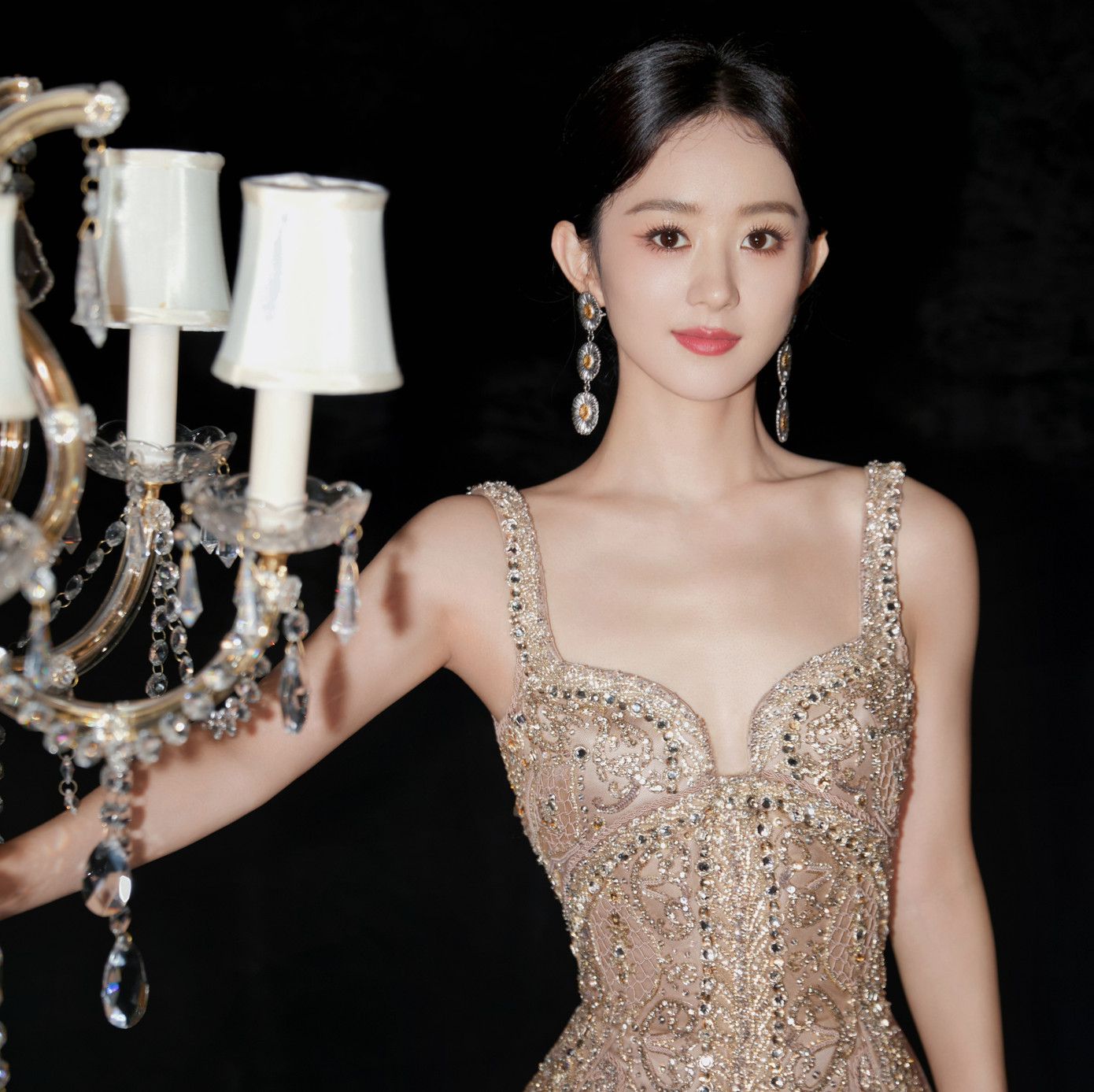 Triệu Lệ Dĩnh đăng ảnh đọc kịch bản xác nhận hợp tác với Phùng Tiểu Cương. Đây là cơ hội lớn nhưng cũng là nguy cơ lớn với cô. Triệu Lệ Dĩnh đăng ảnh đọc kịch bản xác nhận hợp tác với Phùng Tiểu Cương. Đây là cơ hội lớn nhưng cũng là nguy cơ lớn với cô.