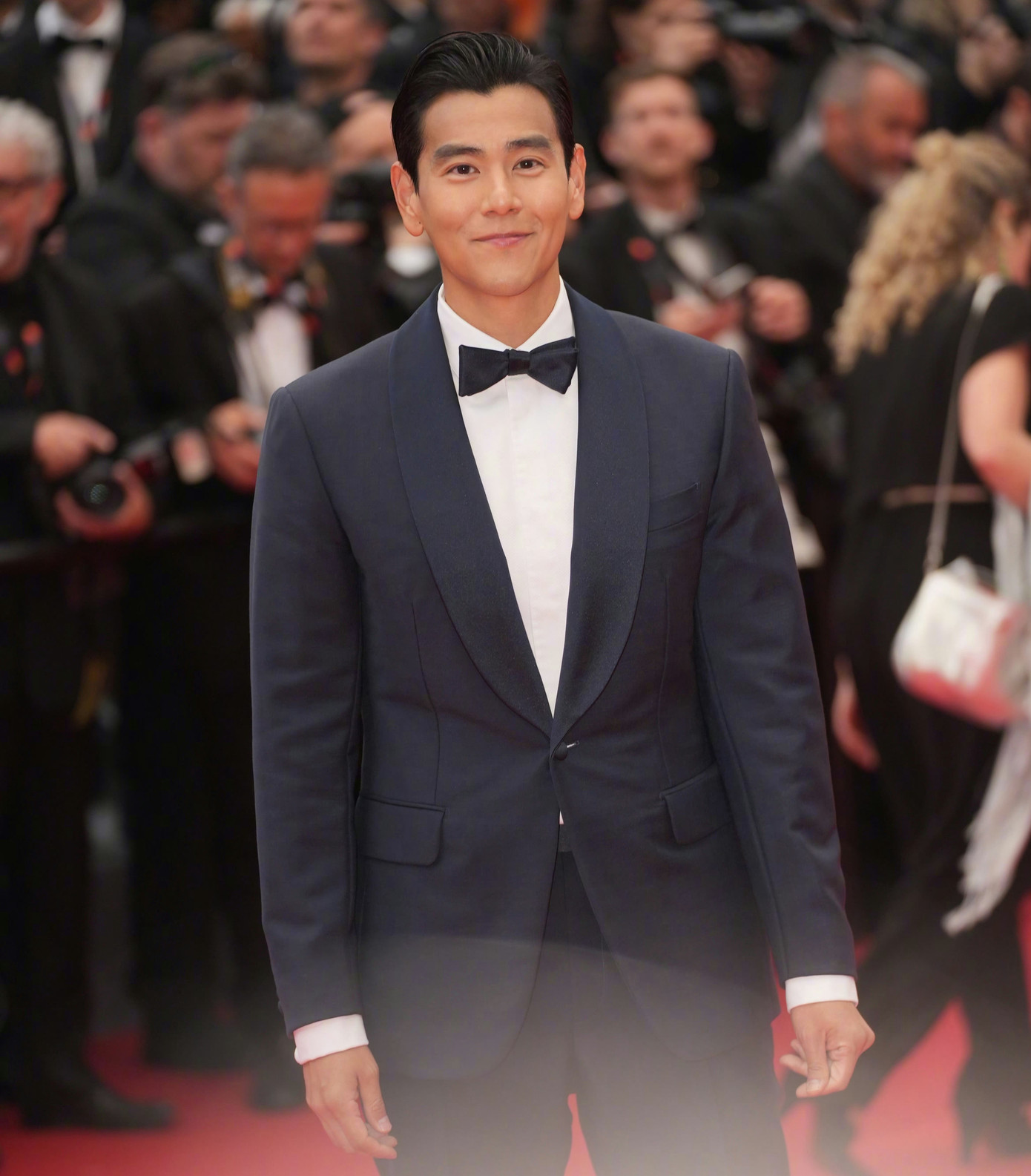 Đồng Lệ Á đi cùng đoàn phim Black Dog của đạo diễn Quản Hổ. Nam chính của phim là tài tử Bành Vu Yến. Anh xuất hiện trên thảm đỏ với ngoại hình lịch lãm. Hiện tại, Bành Vu Yến chủ yếu hoạt động tại thị trường Hong Kong, Đài Loan (Trung Quốc). Việc nam diễn viên bất ngờ rút khỏi Đại lục làm dấy lên tin đồn anh bị cấm sóng ngầm vì đắc tội đàn chị Lý Băng Băng. Đồng Lệ Á đi cùng đoàn phim Black Dog của đạo diễn Quản Hổ. Nam chính của phim là tài tử Bành Vu Yến. Anh xuất hiện trên thảm đỏ với ngoại hình lịch lãm. Hiện tại, Bành Vu Yến chủ yếu hoạt động tại thị trường Hong Kong, Đài Loan (Trung Quốc). Việc nam diễn viên bất ngờ rút khỏi Đại lục làm dấy lên tin đồn anh bị cấm sóng ngầm vì đắc tội đàn chị Lý Băng Băng.