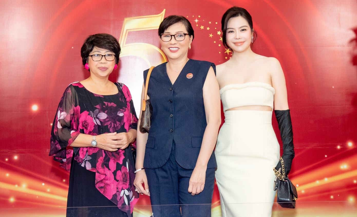 Các nghệ sĩ kỳ cựu tới chung vui, từ trái qua gồm Phi Phụng, Phương Dung, Vũ Ngọc Ánh. Các nghệ sĩ kỳ cựu tới chung vui, từ trái qua gồm Phi Phụng, Phương Dung, Vũ Ngọc Ánh.