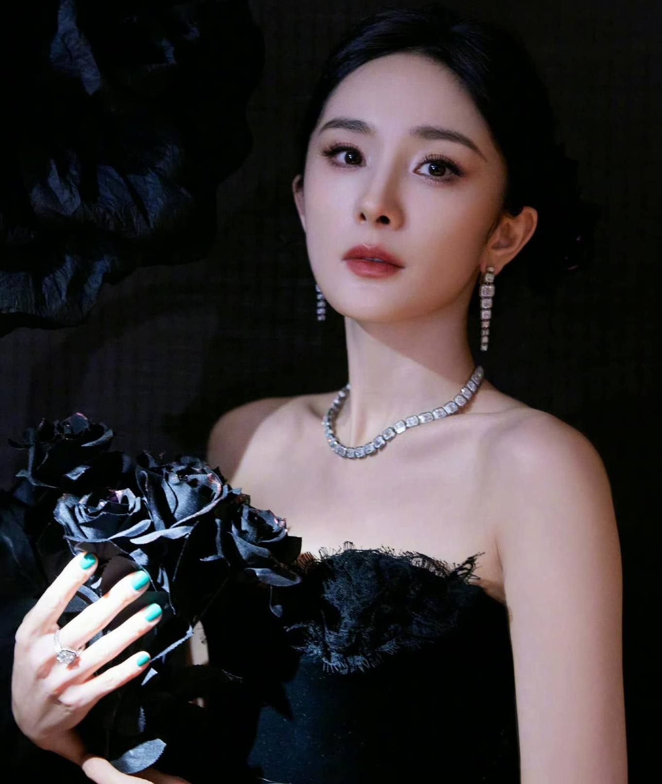 Vừa tinh tế vừa đắt giá là hộp quà của Dương Mịch. Ngôi sao Tam sinh tam thế tặng 9 món quà với mũ Fila, đồ lót Victoria's Secret, mỹ phẩm từ các thương hiệu danh tiếng Estée Lauder, LUX, tất đỏ để chúc mừng năm mới Giáp Thìn, bông hoa cầu may mắn. Hộp quà của Dương Mịch trị giá khoảng 3.000-4.000 NDT.