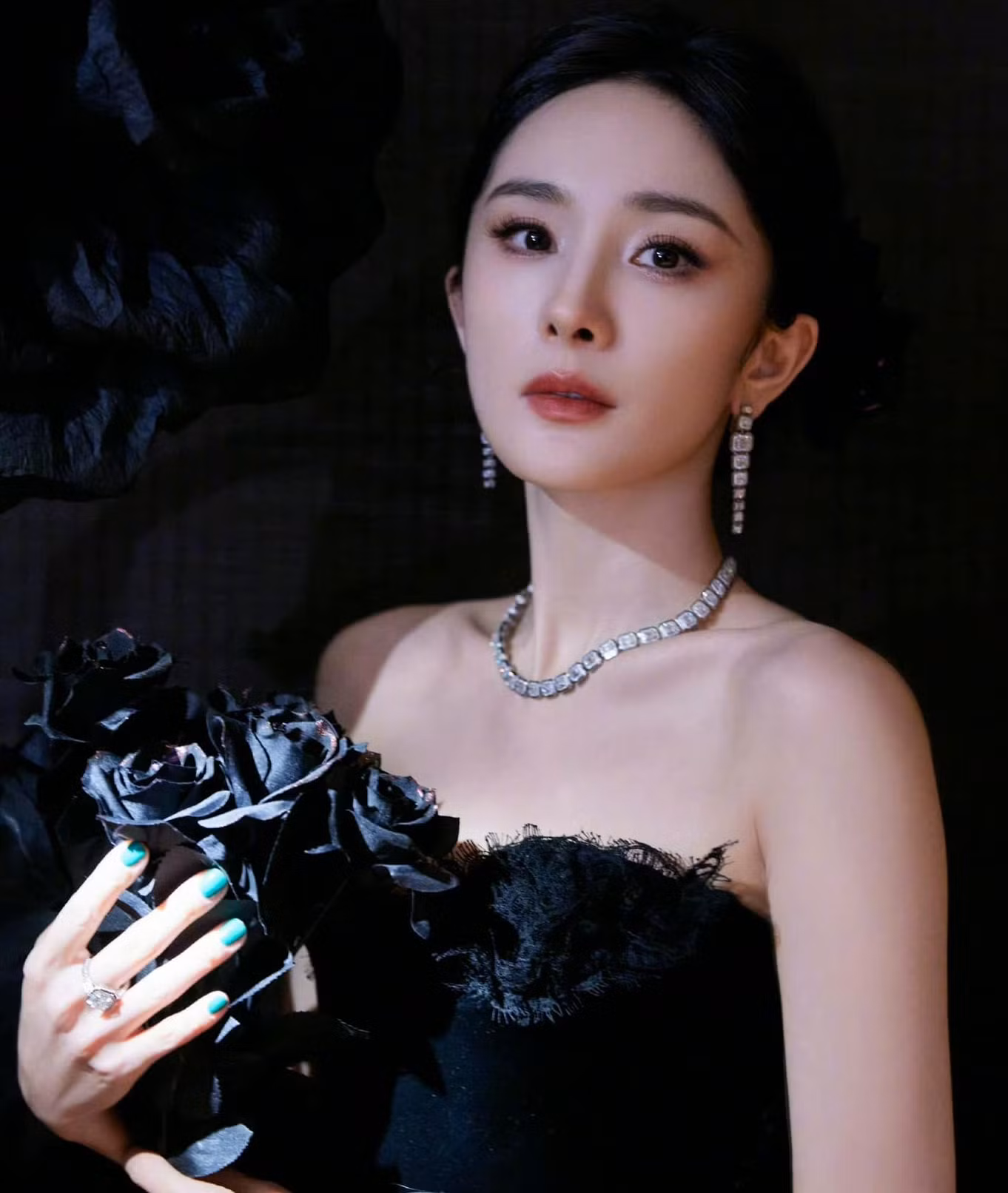 Vừa tinh tế vừa đắt giá là hộp quà của Dương Mịch. Ngôi sao Tam sinh tam thế tặng 9 món quà với mũ Fila, đồ lót Victoria's Secret, mỹ phẩm từ các thương hiệu danh tiếng Estée Lauder, LUX, tất đỏ để chúc mừng năm mới Giáp Thìn, bông hoa cầu may mắn. Hộp quà của Dương Mịch trị giá khoảng 3.000-4.000 NDT. Vừa tinh tế vừa đắt giá là hộp quà của Dương Mịch. Ngôi sao Tam sinh tam thế tặng 9 món quà với mũ Fila, đồ lót Victoria's Secret, mỹ phẩm từ các thương hiệu danh tiếng Estée Lauder, LUX, tất đỏ để chúc mừng năm mới Giáp Thìn, bông hoa cầu may mắn. Hộp quà của Dương Mịch trị giá khoảng 3.000-4.000 NDT.