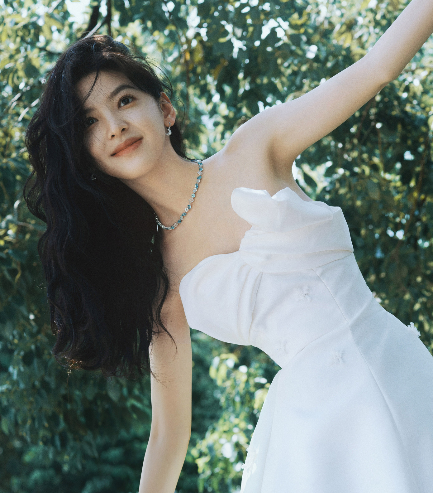 QQ đánh giá Chương Nhược Nam mang vẻ đẹp trong sáng, đáng yêu. Khi nữ diễn viên thể hiện tâm trạng buồn, khóc sẽ khiến người xem muốn bảo vệ cô. Bên cạnh đó, Chương Nhược Nam cũng trẻ trung hơn so với độ tuổi. Ở độ tuổi U30, Chương Nhược Nam vẫn có thể vào vai học sinh cấp 3, sinh viên đại học rất tự nhiên mà không khiến người xem khó chịu. Đó là bởi nét thanh xuân và nụ cười dễ mến của nữ diễn viên.