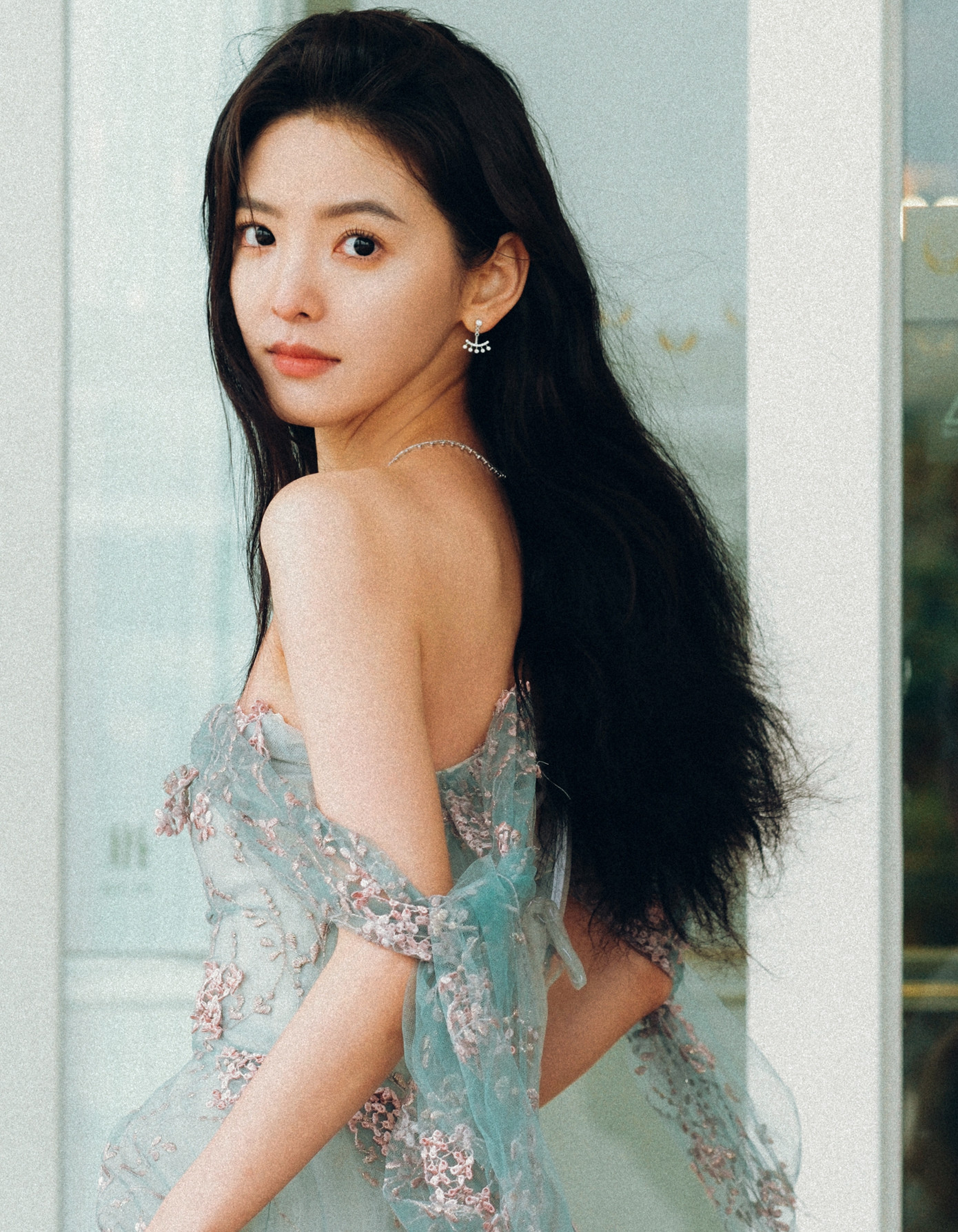 Theo QQ, so với các diễn viên cùng lứa bị đánh giá là diễn lố, rập khuôn, thường xuyên gào thét như Triệu Lộ Tư, Bạch Lộc, Dương Siêu Việt, hoặc điệu đà quá mức như Ngu Thư Hân, Chương Nhược Nam được lòng người xem hơn. Bên cạnh đó, điểm mạnh của mỹ nhân sinh năm 1996 là cô có thành tích ở cả mảng điện ảnh và truyền hình. Trong khi đó, những người đẹp kể trên chỉ có các dự án phim dài tập, chưa thể tiến vào vòng tròn điện ảnh.