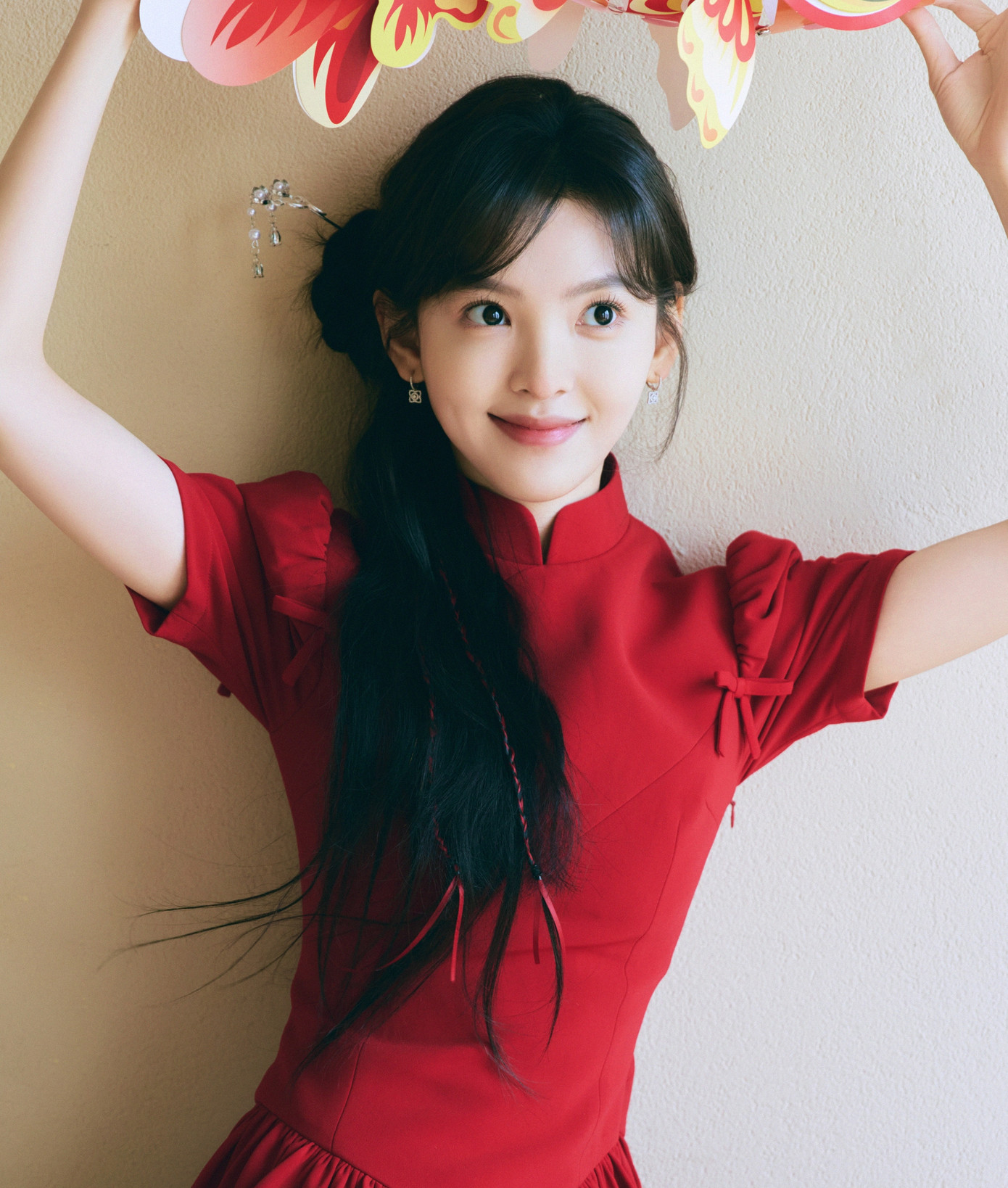 Bên cạnh đó, Chương Nhược Nam còn khiến khán giả chua xót khi kể câu chuyện xuất thân của mình. Nữ diễn viên sinh ra trong gia đình có ba con gái và một con trai, Nhược Nam là chị cả. Cha mẹ trọng nam khinh nữ muốn có con trai nên đã đặt tên cho ba chị em cô lần lượt là Nam - Ý - Dao với mong muốn có được quý tử. Sau khi bước chân vào giới giải trí, nữ diễn viên mới đổi tên. Bên cạnh đó, dù đã hoạt động được 6 năm, nữ diễn viên không có tài sản riêng vì tiền kiếm được đều để chu cấp cho gia đình.