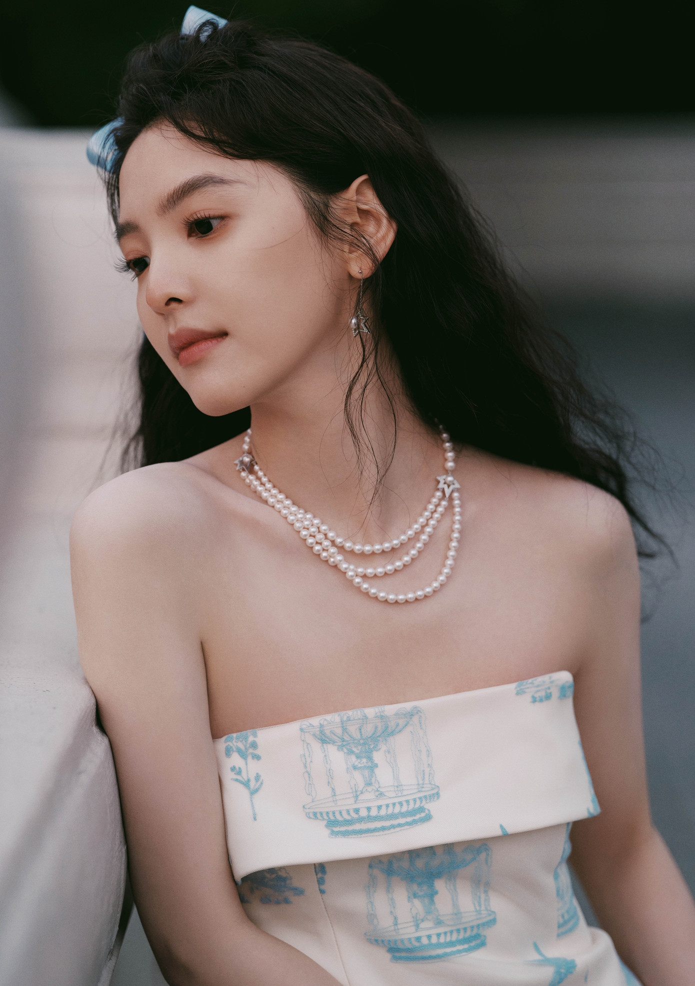 QQ nhận xét thêm Chương Nhược Nam được yêu mến không chỉ nhờ ngoại hình mà còn cả tính cách hiền lành, chăm chỉ làm nghề và không vướng thị phi. Nữ diễn viên được các nhân viên, khán giả nhận xét là người dễ mến, giản dị, không có những phát ngôn hay hành động gây tranh cãi. Cô không theo đuổi phong cách gợi cảm, hay trang điểm phá cách mà thường xuất hiện với vẻ đơn thuần, trang điểm nhẹ, tạo nên dấu ấn khác lạ với các tiểu hoa đán cùng lứa.