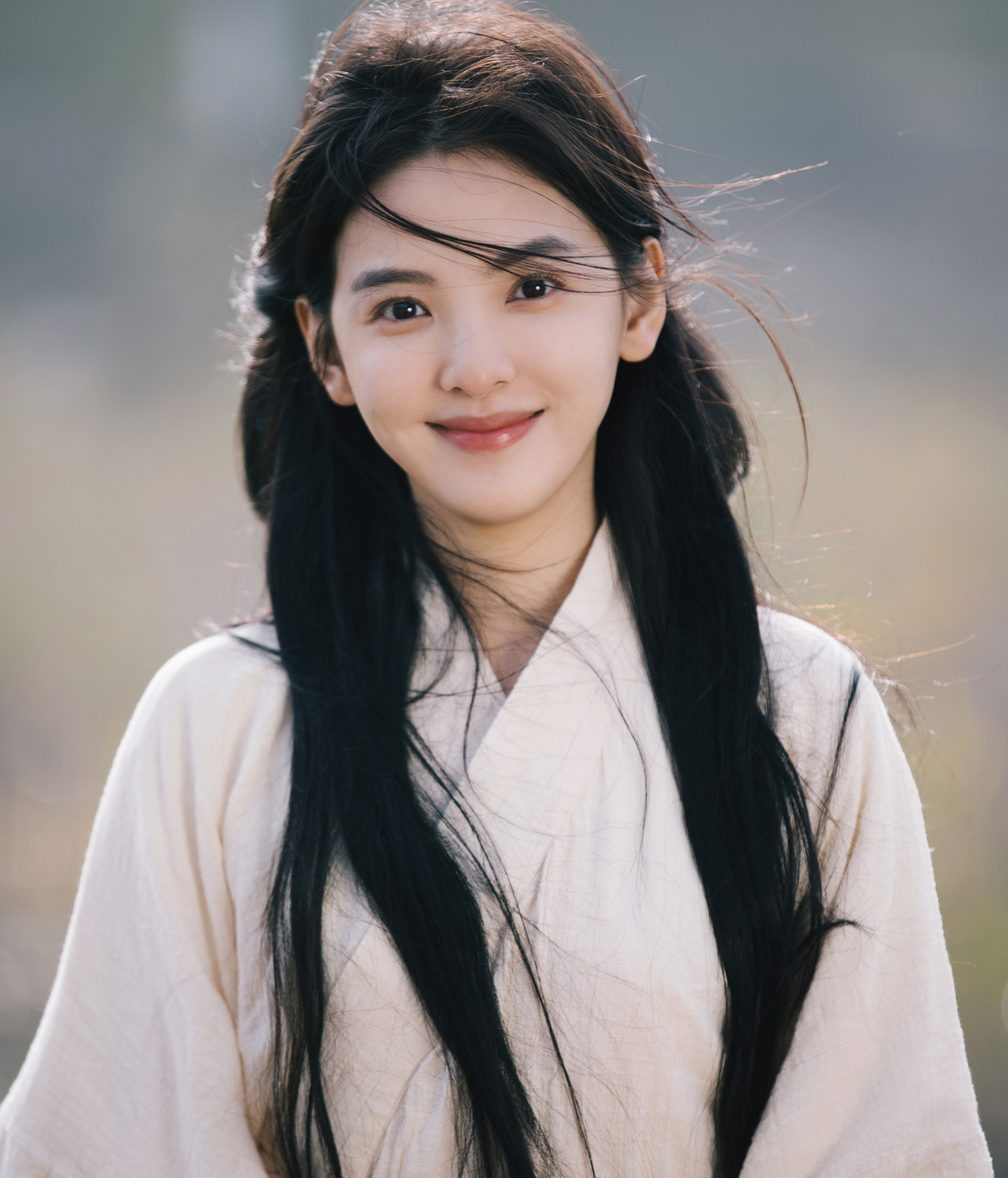 QQ nhận xét thêm Chương Nhược Nam được yêu mến không chỉ nhờ ngoại hình mà còn cả tính cách hiền lành, chăm chỉ làm nghề và không vướng thị phi. Nữ diễn viên được các nhân viên, khán giả nhận xét là người dễ mến, giản dị, không có những phát ngôn hay hành động gây tranh cãi. Cô không theo đuổi phong cách gợi cảm, hay trang điểm phá cách mà thường xuất hiện với vẻ đơn thuần, trang điểm nhẹ, tạo nên dấu ấn khác lạ với các tiểu hoa đán cùng lứa.