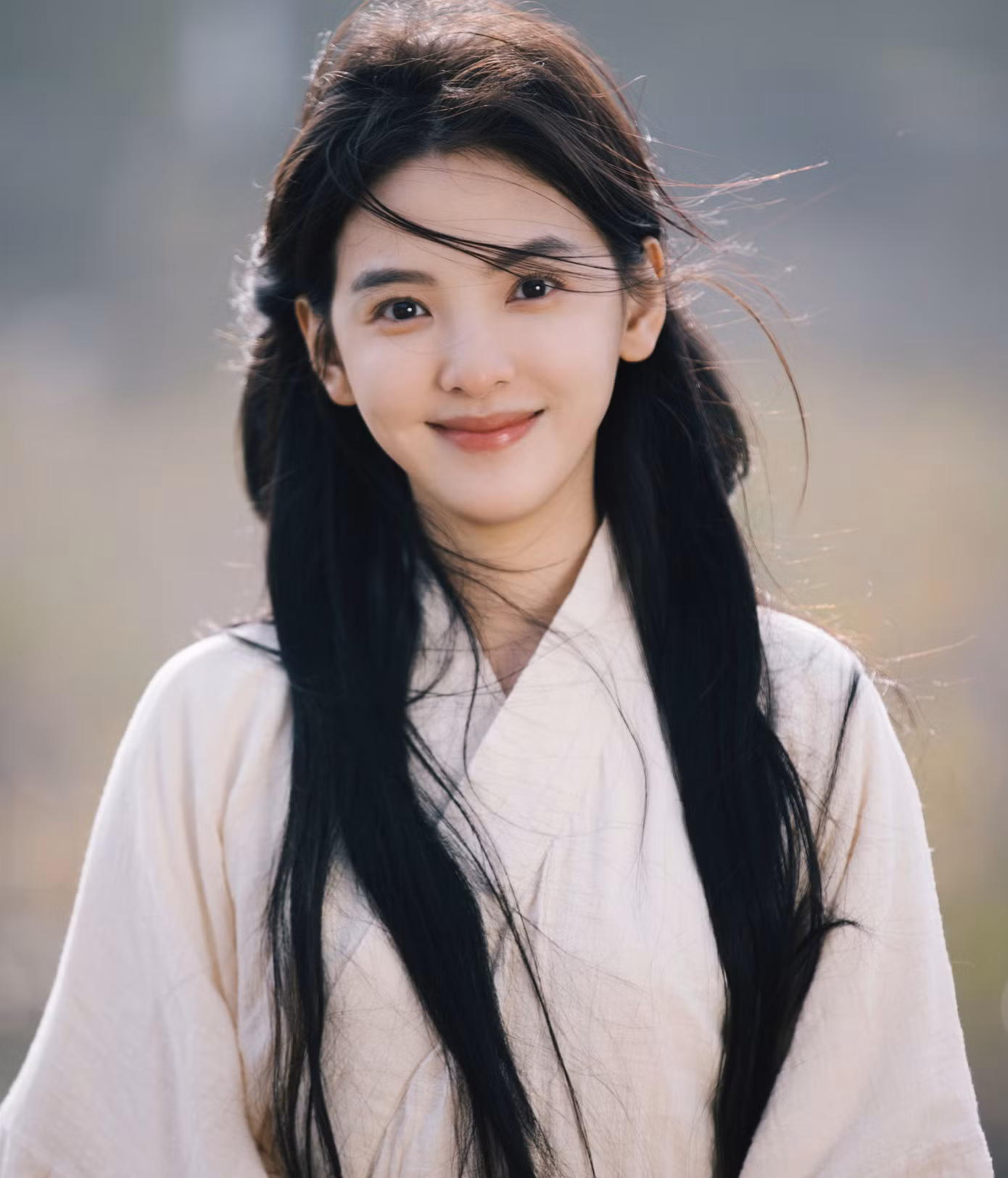 QQ nhận xét thêm Chương Nhược Nam được yêu mến không chỉ nhờ ngoại hình mà còn cả tính cách hiền lành, chăm chỉ làm nghề và không vướng thị phi. Nữ diễn viên được các nhân viên, khán giả nhận xét là người dễ mến, giản dị, không có những phát ngôn hay hành động gây tranh cãi. Cô không theo đuổi phong cách gợi cảm, hay trang điểm phá cách mà thường xuất hiện với vẻ đơn thuần, trang điểm nhẹ, tạo nên dấu ấn khác lạ với các tiểu hoa đán cùng lứa.