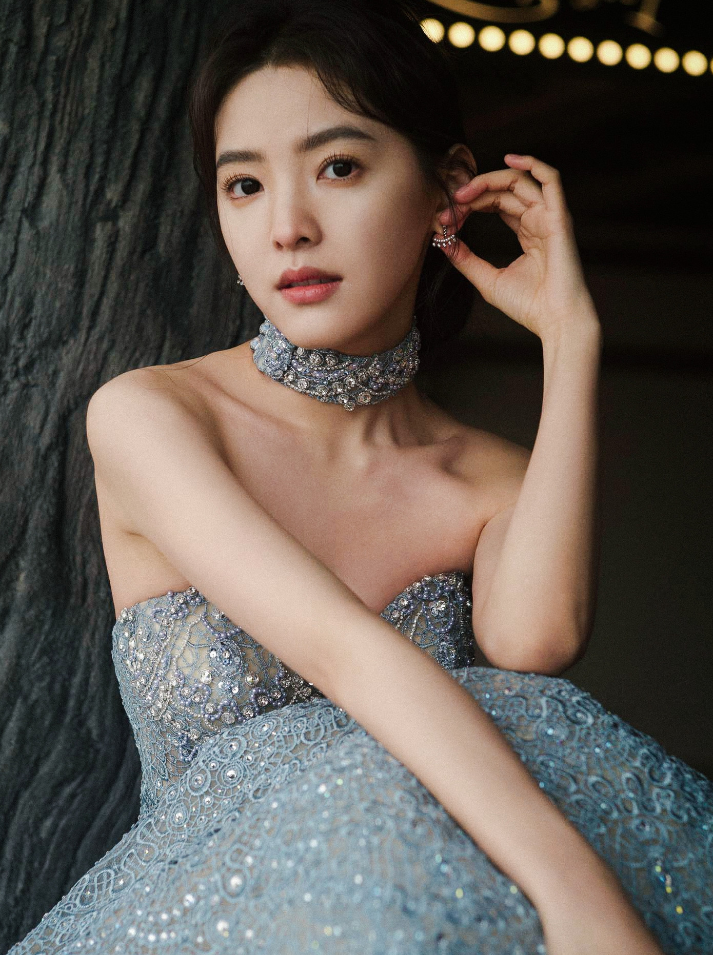 Theo QQ, so với các diễn viên cùng lứa bị đánh giá là diễn lố, rập khuôn, thường xuyên gào thét như Triệu Lộ Tư, Bạch Lộc, Dương Siêu Việt, hoặc điệu đà quá mức như Ngu Thư Hân, Chương Nhược Nam được lòng người xem hơn. Bên cạnh đó, điểm mạnh của mỹ nhân sinh năm 1996 là cô có thành tích ở cả mảng điện ảnh và truyền hình. Trong khi đó, những người đẹp kể trên chỉ có các dự án phim dài tập, chưa thể tiến vào vòng tròn điện ảnh.