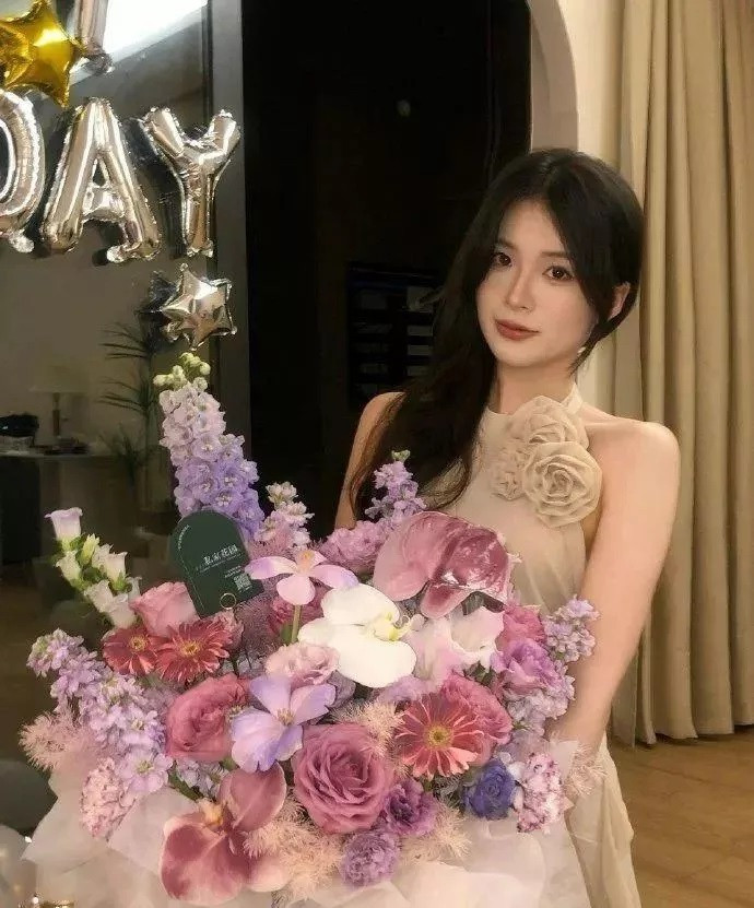 Dolores được mệnh danh là "Tiểu Quách Thái Khiết" với vẻ đẹp trong sáng, quyến rũ. Cô là thí sinh có sự chuẩn bị trang phục kỹ lưỡng nhất trong lần đầu xuất hiện ở cuộc thi Hoa hậu Hong Kong 2024. Dolores mặc chiếc váy dài ánh kim khoe trọn tấm lưng trần quyến rũ, phong thái tự tin không khác gì những nghệ sĩ nổi tiếng trên thảm đỏ. Dolores được mệnh danh là "Tiểu Quách Thái Khiết" với vẻ đẹp trong sáng, quyến rũ. Cô là thí sinh có sự chuẩn bị trang phục kỹ lưỡng nhất trong lần đầu xuất hiện ở cuộc thi Hoa hậu Hong Kong 2024. Dolores mặc chiếc váy dài ánh kim khoe trọn tấm lưng trần quyến rũ, phong thái tự tin không khác gì những nghệ sĩ nổi tiếng trên thảm đỏ.