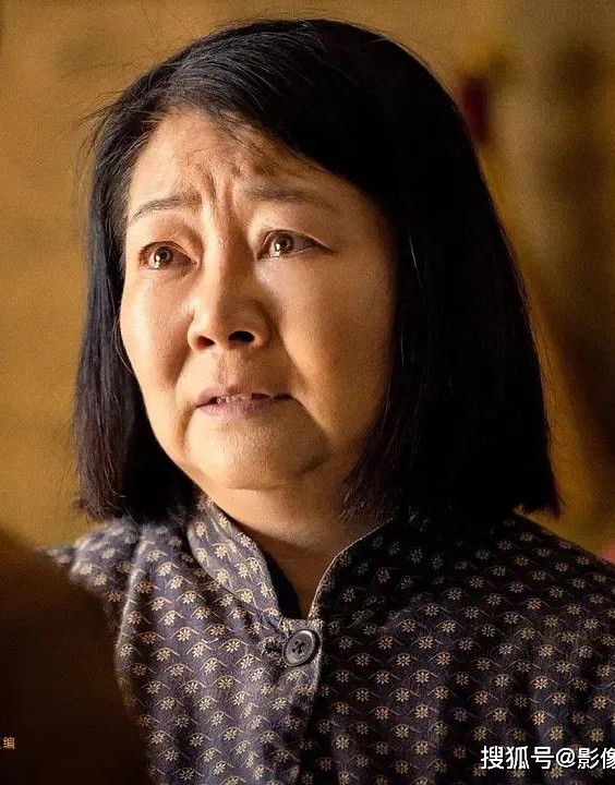 Một cặp sao cũng có phong cách trái ngược nhau dẫn đến ngoại hình chênh lệch nhiều là Y Năng Tịnh (trái) và Thị hậu tam đại Tát Nhật Na. Nếu chỉ nhìn vào sắc vóc khó ai có thể tin cả hai cùng sinh năm 1968. Y Năng Tịnh từng là nữ thần gợi cảm của màn ảnh Đài Loan, Trung Quốc. Hiện tại, cô vẫn giữ được vóc dáng thon gọn, trẻ trung hơn tuổi dù đã bước sang tuổi 56. Có lẽ vì thế mà Y Năng Tịnh khiến tài tử Tần Hạo mê mẩn, cặp sao chênh lệch 10 tuổi nhưng vẫn có cuộc hôn nhân hạnh phúc. Còn Tát Nhật Na có vẻ ngoài già dặn vất vả hơn, nên nữ diễn viên thường vào các vai bà, mẹ trên màn ảnh, thậm chí, hóa trang còn khiến nghệ sĩ già đi chục tuổi.