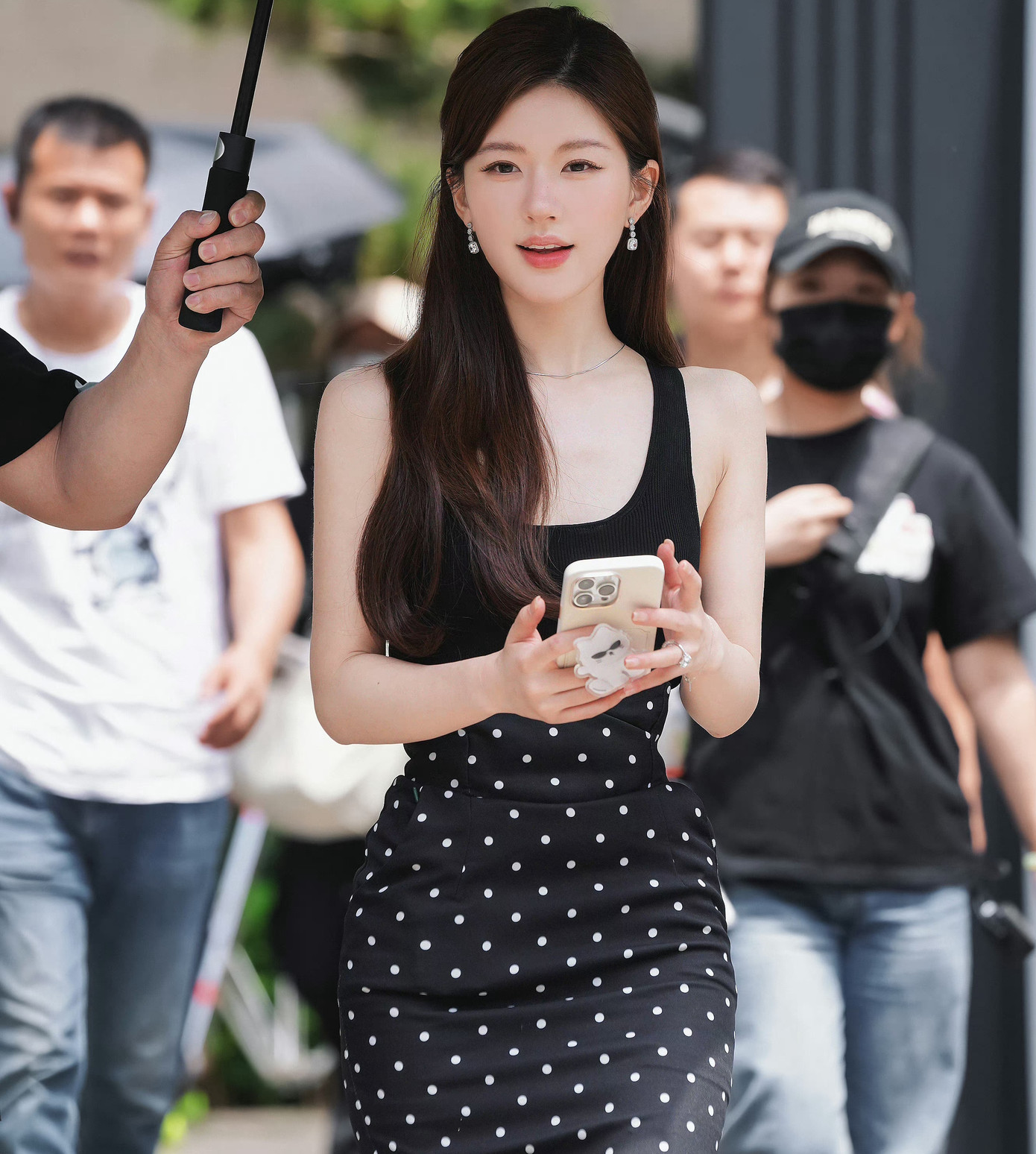 Triệu Lộ Tư ghi điểm với sự chỉn chu, đầu tư trong trang phục diễn xuất.