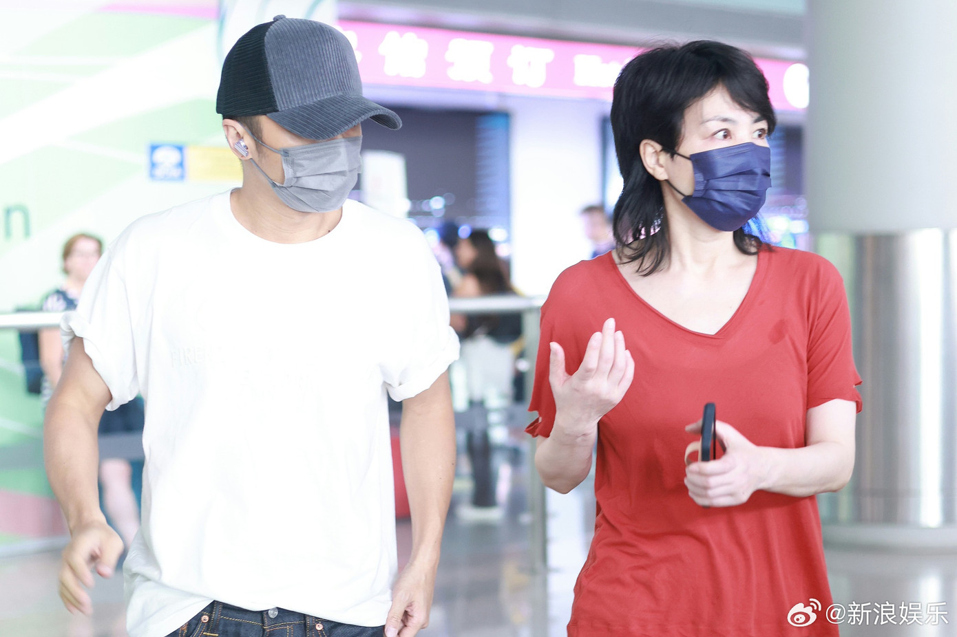 Vương Phi và Tạ Đình Phong hạnh phúc bên nhau bất chấp ý kiến của người hâm mộ. Vương Phi và Tạ Đình Phong hạnh phúc bên nhau bất chấp ý kiến của người hâm mộ.