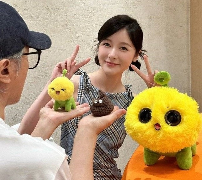 Cũng giống Lâm Duẫn, Từ Kiều nổi tiếng nhờ tham gia tác phẩm Siêu khuyển thần thông của Châu Tinh Trì. Sau đó, cô còn được vua hài Hong Kong nhận làm con gái nuôi. Châu Tinh Trì luôn tạo điều kiện giúp đỡ Từ Kiều trong sự nghiệp, giới thiệu cho cô nhiều mối quan hệ trong giới giải trí. Cô có thêm cơ hội tham gia các bộ phim ăn khách như Hoa Mộc Lan, Cảnh sát tương lai, Đêm đầy sao... Sau khi trưởng thành, Từ Kiều tạm hoãn diễn xuất để học thiết kế thời trang tại Mỹ. Hiện tại, khi đã tốt nghiệp, nữ diễn viên tiếp tục về đầu quân cho công ty quản lý Tinh Huy của cha nuôi.