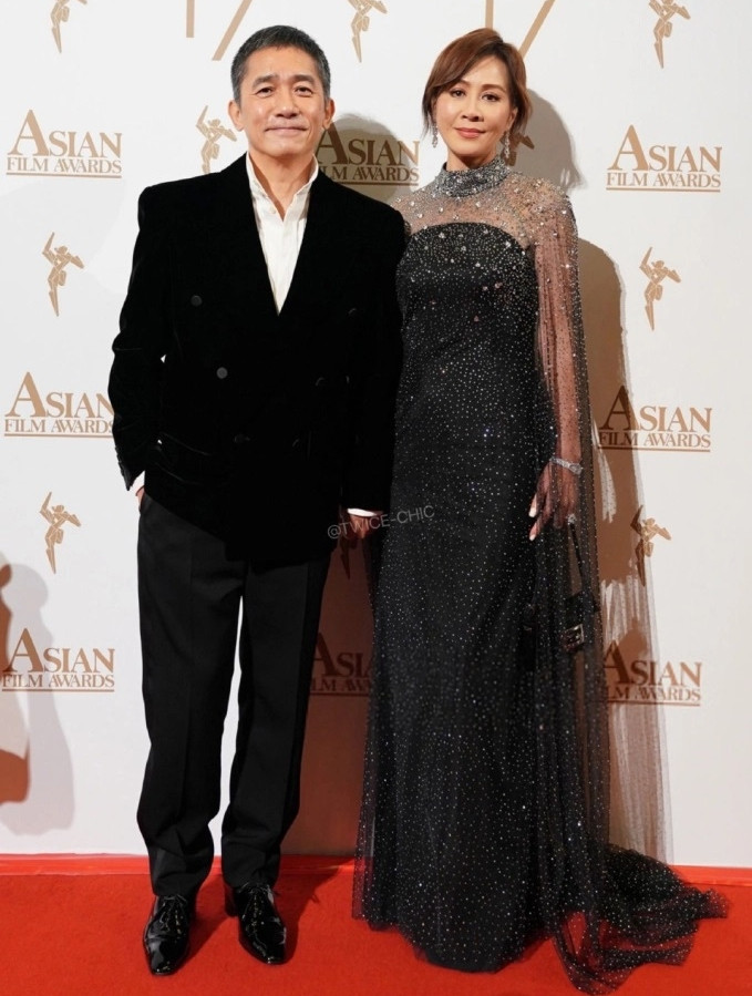 Tối 10/3, sự kiện giải thưởng phim châu Á 2024 được tổ chức tại Hong Kong, Trung Quốc với sự tham gia của nhiều ngôi sao lớn như Lee Young Ae, Lương Triều Vỹ, Lưu Gia Linh, Triệu Lệ Dĩnh, đạo diễn Trương Nghệ Mưu, nữ hoàng thảm đỏ một thời của Trung Quốc Phạm Băng Băng, đạo diễn Kore-eda Hirokazu, vợ chồng nữ diễn viên Tưởng Cần Cần và Trần Kiến Bân, tài tử Kōji Hashimoto. Triệu Lệ Dĩnh xuất hiện trong trang phục Haute Couture của thương hiệu Elie Saab. Sắc vóc trẻ trung, khí chất sang trọng của Triệu Lệ Dĩnh giúp cô trở thành từ khóa hot nhất mạng xã hội Weibo. Tối 10/3, sự kiện giải thưởng phim châu Á 2024 được tổ chức tại Hong Kong, Trung Quốc với sự tham gia của nhiều ngôi sao lớn như Lee Young Ae, Lương Triều Vỹ, Lưu Gia Linh, Triệu Lệ Dĩnh, đạo diễn Trương Nghệ Mưu, nữ hoàng thảm đỏ một thời của Trung Quốc Phạm Băng Băng, đạo diễn Kore-eda Hirokazu, vợ chồng nữ diễn viên Tưởng Cần Cần và Trần Kiến Bân, tài tử Kōji Hashimoto. Triệu Lệ Dĩnh xuất hiện trong trang phục Haute Couture của thương hiệu Elie Saab. Sắc vóc trẻ trung, khí chất sang trọng của Triệu Lệ Dĩnh giúp cô trở thành từ khóa hot nhất mạng xã hội Weibo.