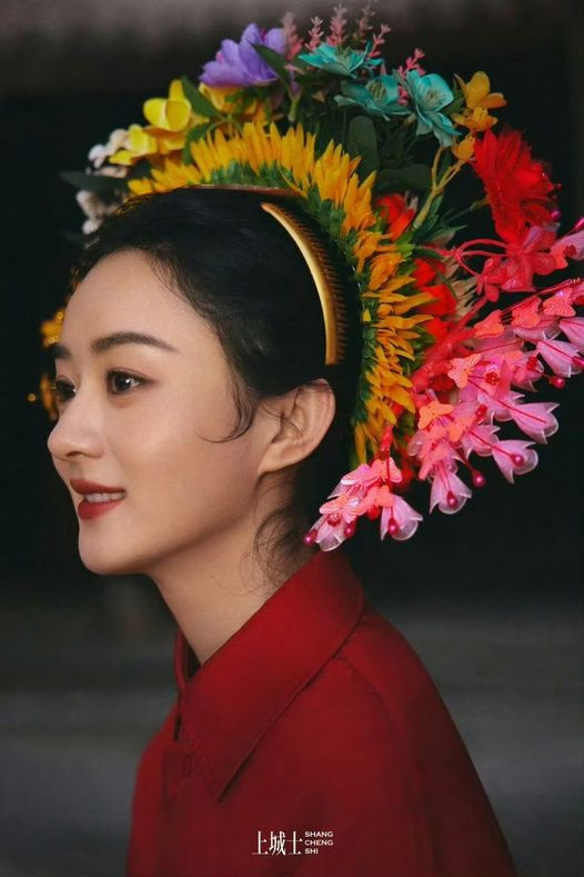 Loạt ảnh của Triệu Lệ Dĩnh thành công và giúp một ngôi làng chuyển đổi mô hình kinh doanh, biến thành địa điểm du lịch, tăng thêm hàng nghìn việc làm. Loạt ảnh của Triệu Lệ Dĩnh thành công và giúp một ngôi làng chuyển đổi mô hình kinh doanh, biến thành địa điểm du lịch, tăng thêm hàng nghìn việc làm.