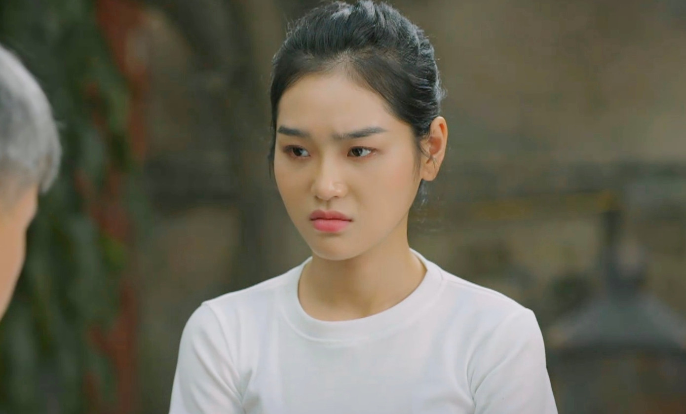 Nữ chính luôn nhăn nhó như thiếu nợ, lại quá vồ vập với vị giám đốc điển trai nhiều tiền.