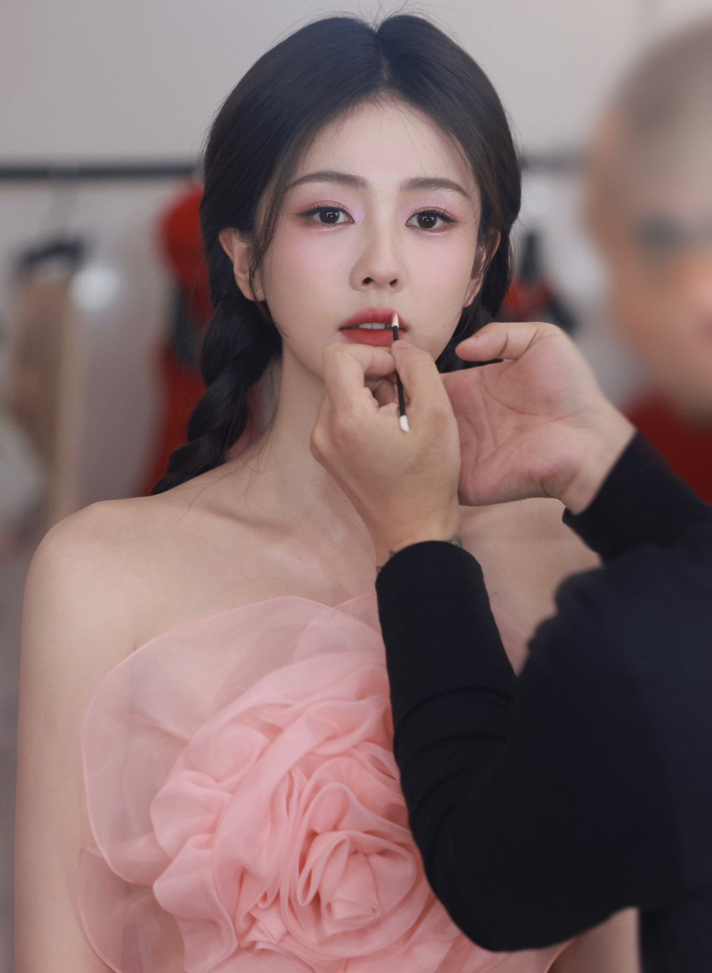 Ngoài các bộ phim ngôn tình, Bạch Lộc còn được kỳ vọng có bước đột phá mới mẻ với tác phẩm thuộc dòng phim chính kịch Bắc Thượng. Trong trailer, cô sẵn sàng cắt tóc ngắn, tạo hình nam tính đen nhẻm để phù hợp với bối cảnh nhân vật. Ngoài các bộ phim ngôn tình, Bạch Lộc còn được kỳ vọng có bước đột phá mới mẻ với tác phẩm thuộc dòng phim chính kịch Bắc Thượng. Trong trailer, cô sẵn sàng cắt tóc ngắn, tạo hình nam tính đen nhẻm để phù hợp với bối cảnh nhân vật.