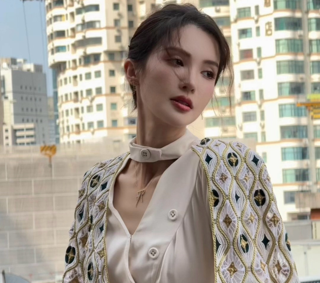 Kim Thần trong các hoạt động gần đây, gương mặt xô lệch vì phẫu thuật thẩm mỹ Kim Thần trong các hoạt động gần đây, gương mặt xô lệch vì phẫu thuật thẩm mỹ