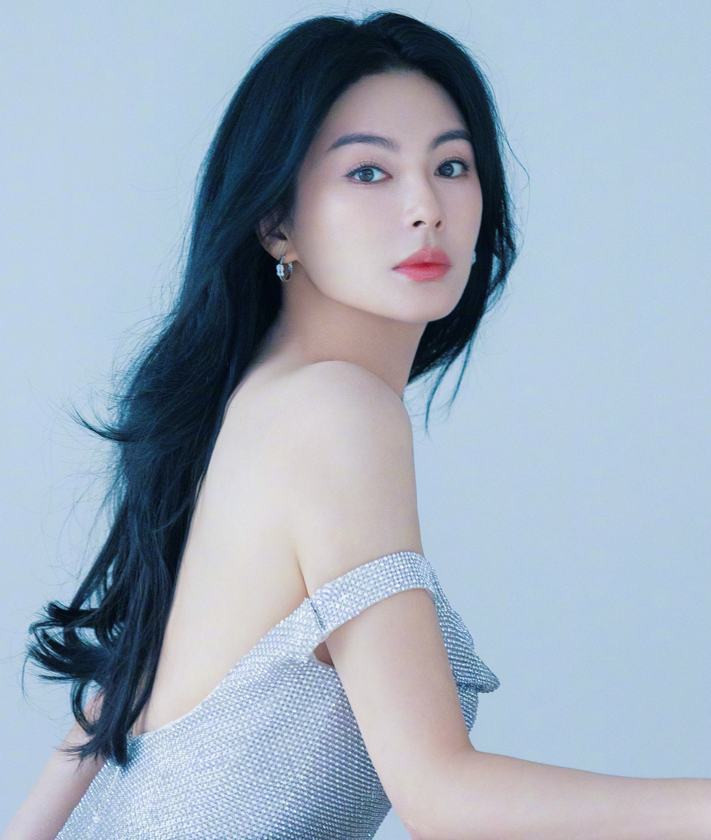 Theo Sohu, ở tuổi 36, Trương Vũ Kỳ ngày càng nhuận sắc. Bà mẹ hai con khiến khán giả ngưỡng mộ với thân hình đồng hồ cát đầy đặn, đường cong gợi cảm trong bộ ảnh mới nhất. "Trong giới giải trí Hoa ngữ, khó ai có thể đánh bại được vóc dáng của Trương Vũ Kỳ", Sohu bình luận.