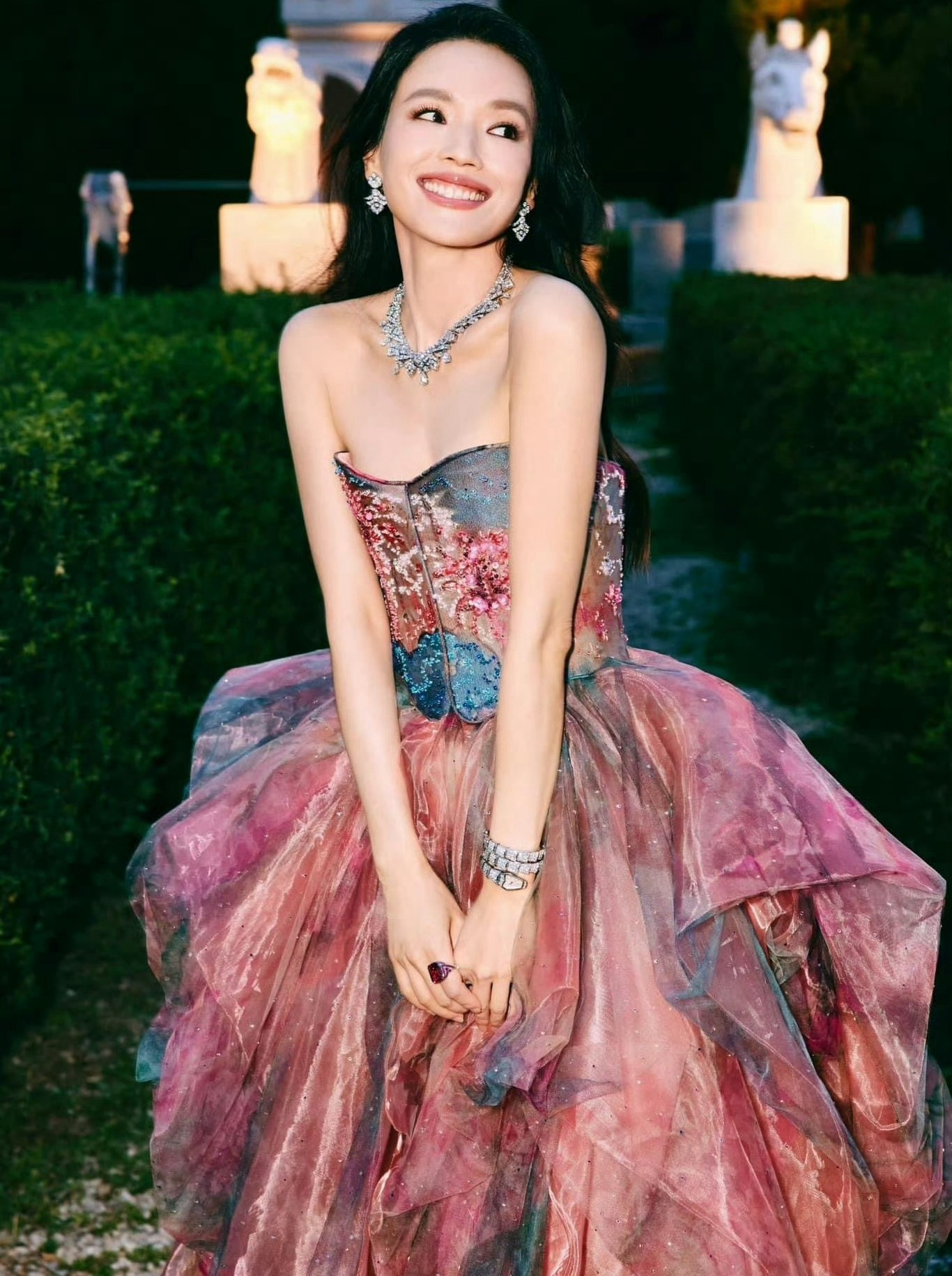 Thư Kỳ đang chuyển hướng sang làm đạo diễn. Nữ diễn viên tâm huyết với tác phẩm đầu tay. Cô nhận được sự giúp đỡ từ chồng, nam diễn viên Phùng Đức Luân đã có kinh nghiệm nhiều năm trong việc chỉ đạo sản xuất phim. Thư Kỳ đang chuyển hướng sang làm đạo diễn. Nữ diễn viên tâm huyết với tác phẩm đầu tay. Cô nhận được sự giúp đỡ từ chồng, nam diễn viên Phùng Đức Luân đã có kinh nghiệm nhiều năm trong việc chỉ đạo sản xuất phim.