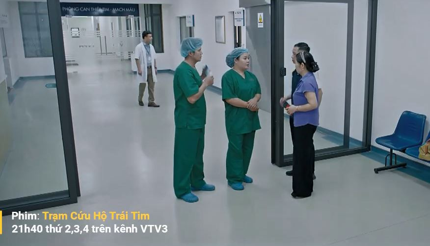 Y tá phải giải thích với người nhà, đồng thời có câu hỏi rất vô trách nhiệm.