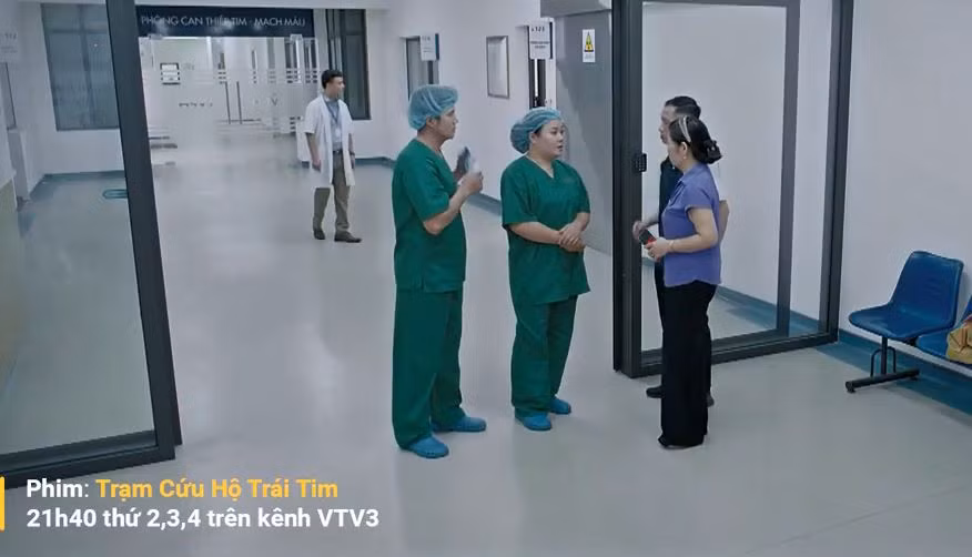 Y tá phải giải thích với người nhà, đồng thời có câu hỏi rất vô trách nhiệm.