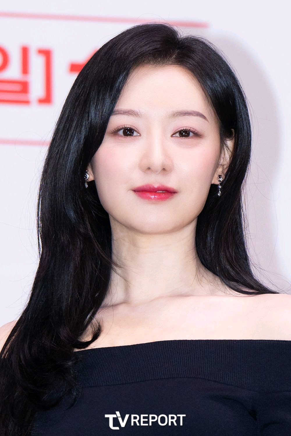 Kim Ji Won có gương mặt hiền hậu, ngũ quan hài hòa xinh xắn, nụ cười rạng rỡ, nhưng khí chất sang trọng thời thượng, khi không cười tạo nên cảm giác cao ngạo khó gần. Nhờ đó, cô phù hợp với hình tượng tiểu thư tài phiệt lộng lẫy và cô gái nhà bên giản dị dễ thương.