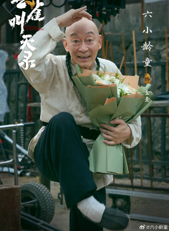 Ngôi sao Tây Du Ký cạo trọc nên nhìn già hơn xưa. Ngôi sao Tây Du Ký cạo trọc nên nhìn già hơn xưa.