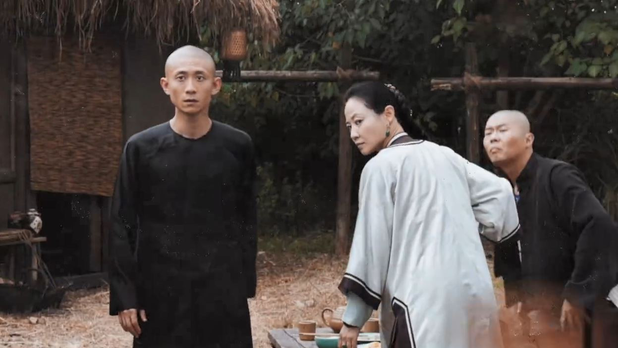 Đàm Trác vào vai vợ của Trương Nhất Sơn nhưng tạo hình già như mẹ. Đàm Trác vào vai vợ của Trương Nhất Sơn nhưng tạo hình già như mẹ.