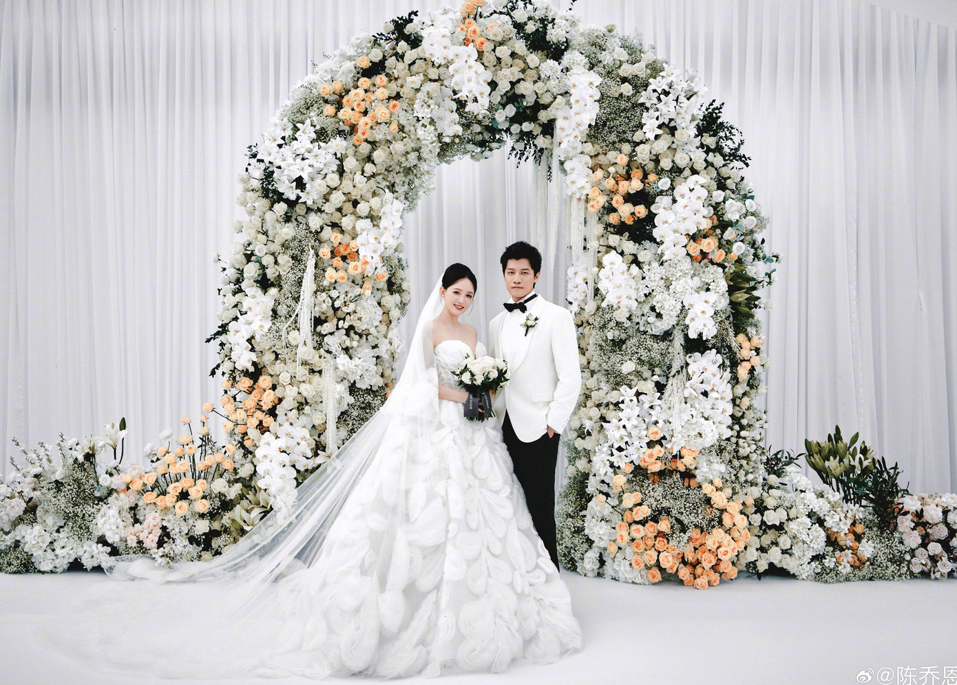 Ngày 22/9, QQ đưa tin Trần Kiều Ân và chồng Alan Tăng Vỹ Xương đã tổ chức hôn lễ tại một hòn đảo thuộc Malaysia, quê hương của Alan. Nữ hoàng phim thần tượng Đài Loan, Trung Quốc sau đó đã chia sẻ những hình ảnh trong lễ cưới với lời nhắn: "Tôi đã mặc tới 200 bộ váy trong những tác phẩm mà mình đã đóng, cuối cùng cũng có bộ váy thuộc về riêng tôi".